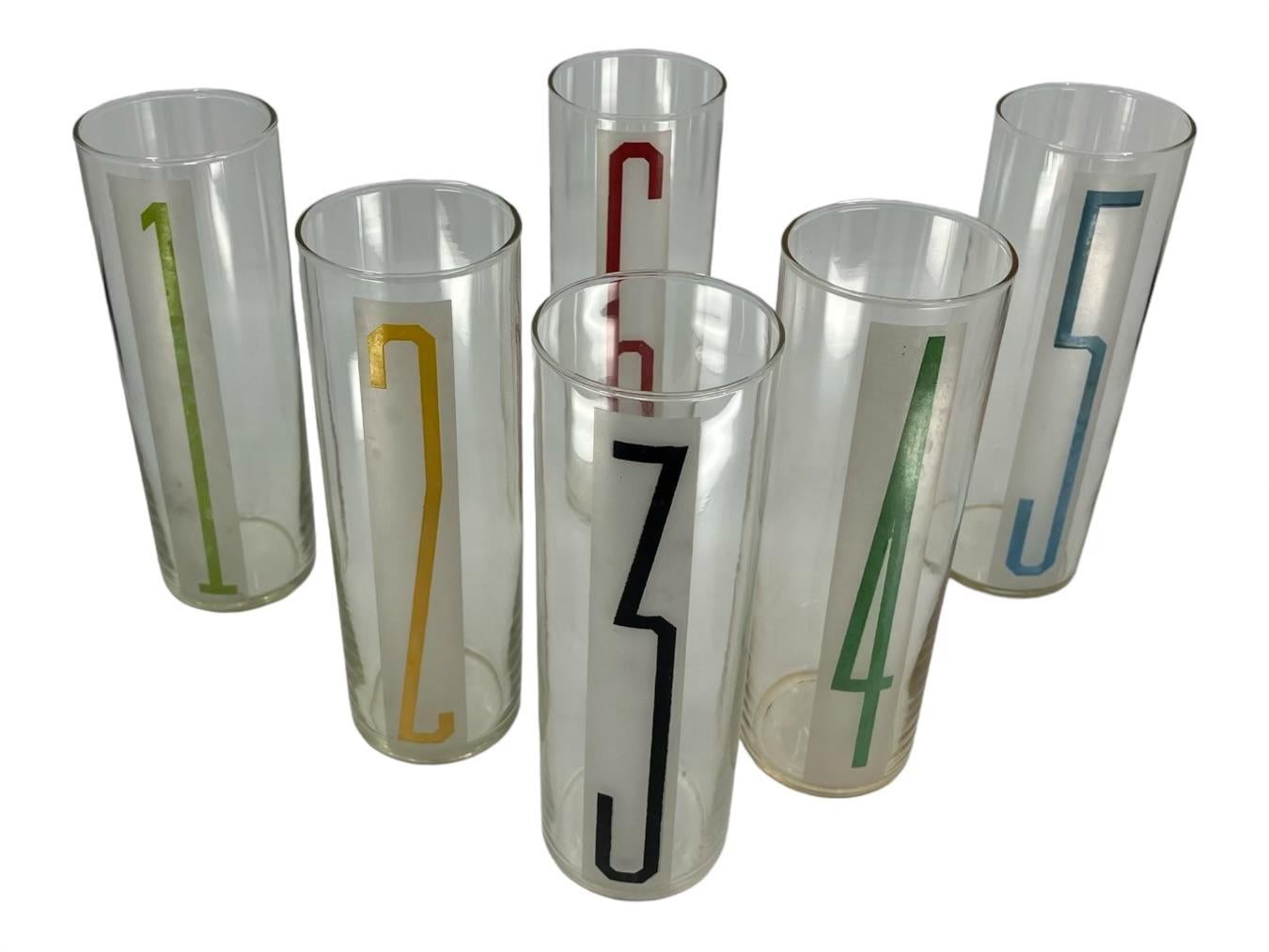 Juego de seis copas de balón altas numeradas. Seis vasos vintage de Tom Collins enumerados de cristal transparente con paneles opacos que muestran números alargados de distintos colores del 1 al 6 en un tipo de letra estilizado de carreras. Estados