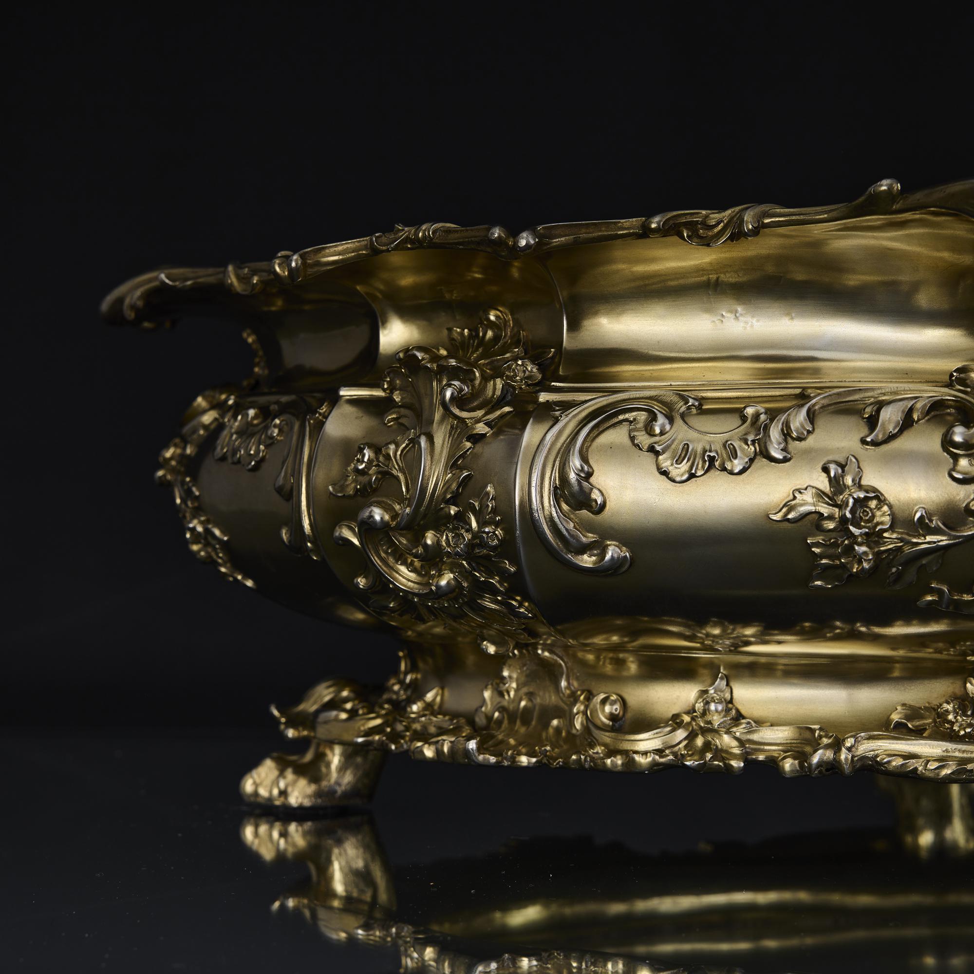 Impressive George V antique silver-gilt wine cistern For Sale 1