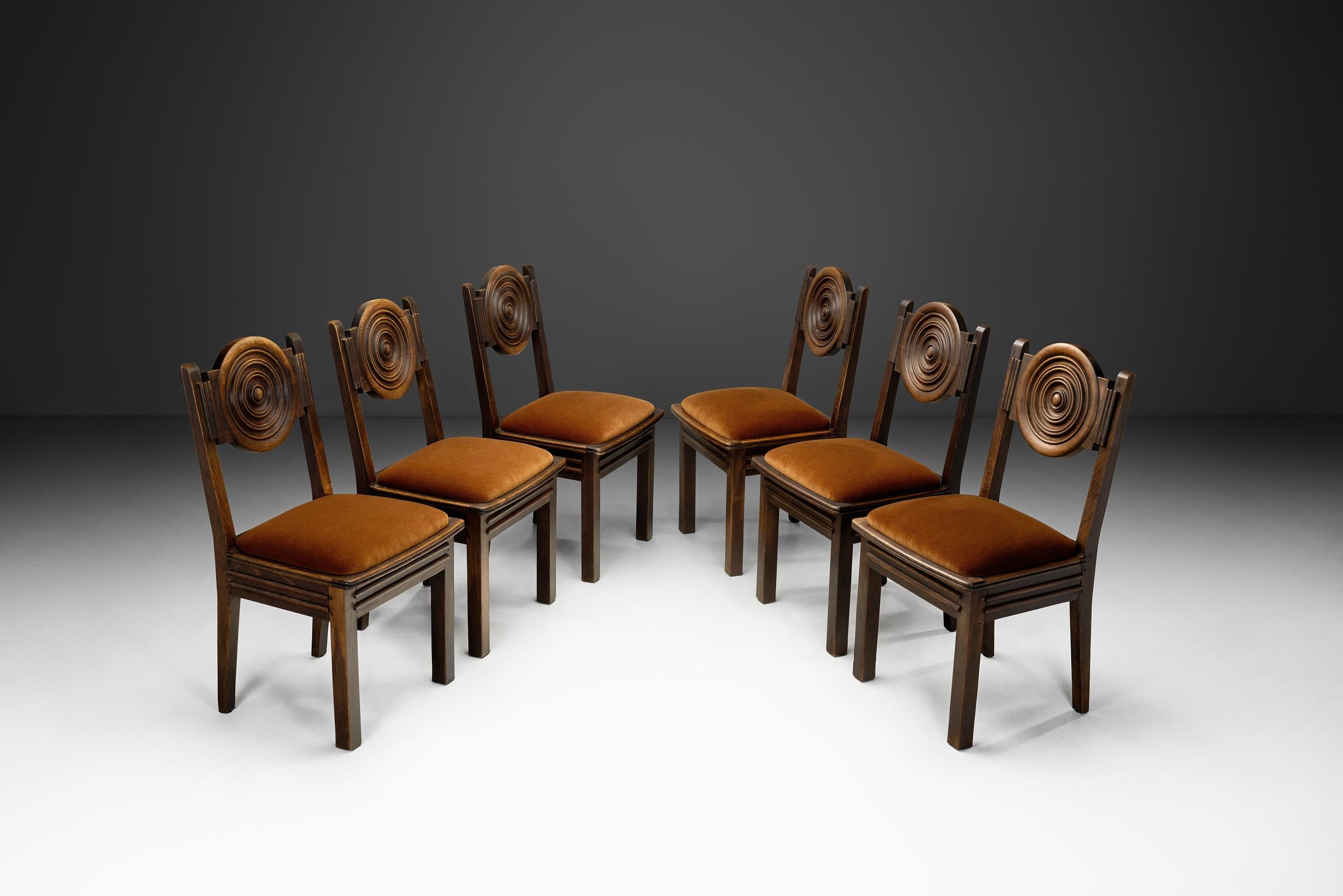 Etienne Kohlmann è stato un arredatore e designer francese tra l'inizio e la metà del XX secolo. Questo set di sedie da pranzo è stato realizzato negli anni '30 e il suo design e la sua esecuzione dimostrano come le dimensioni estetiche e funzionali