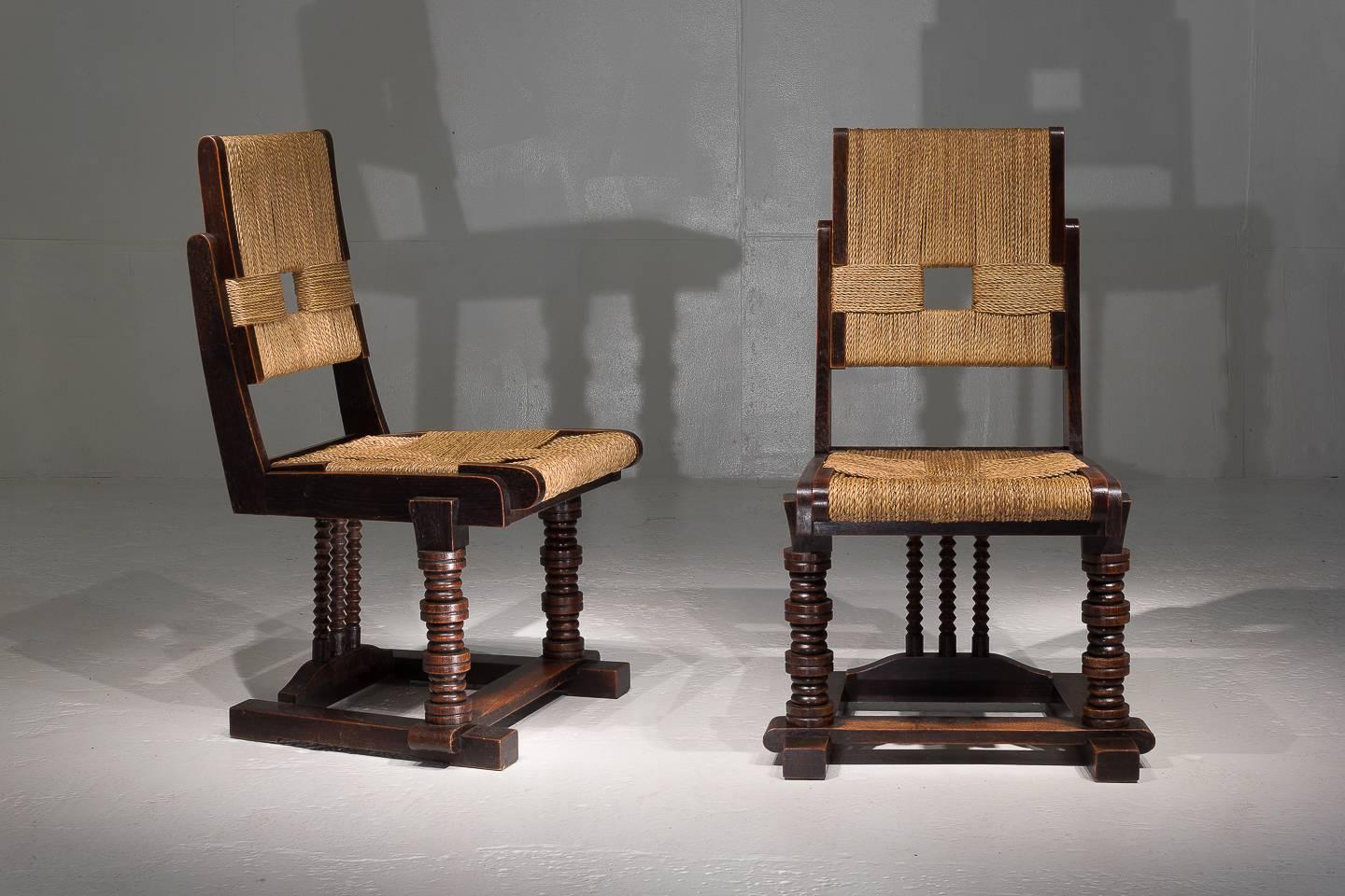 An unusual set of six oak and rush French chairs, circa 1950. 

Measures: Seat height 48 cm.

