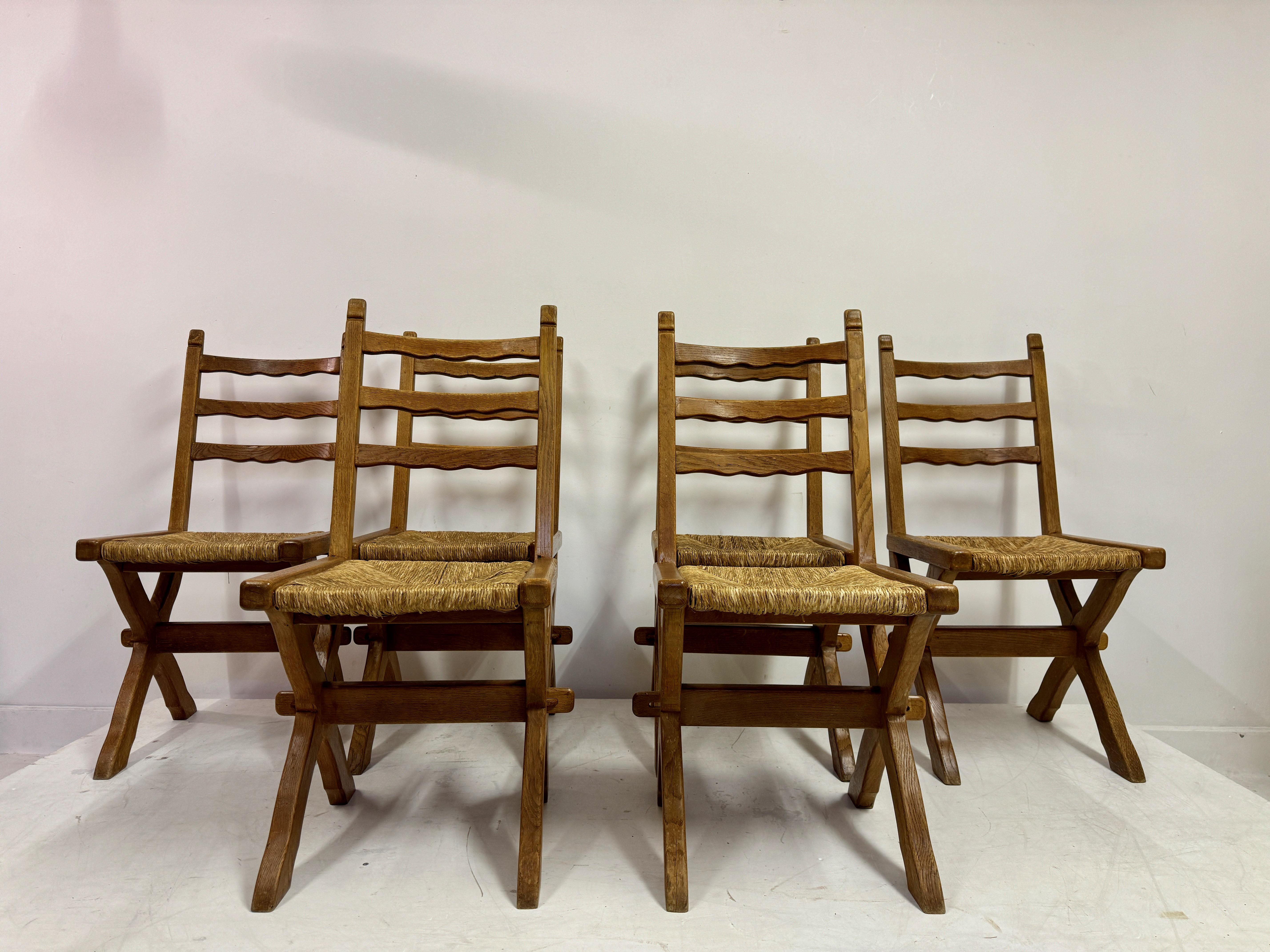Satz von sechs Esszimmerstühlen

Rahmen aus Eichenholz

Eilige Sitze

Ein Stuhl mit Beschädigung der Sitzfläche (auf den Fotos zu sehen)

Sitzhöhe 48cm

1960er Jahre Belgien