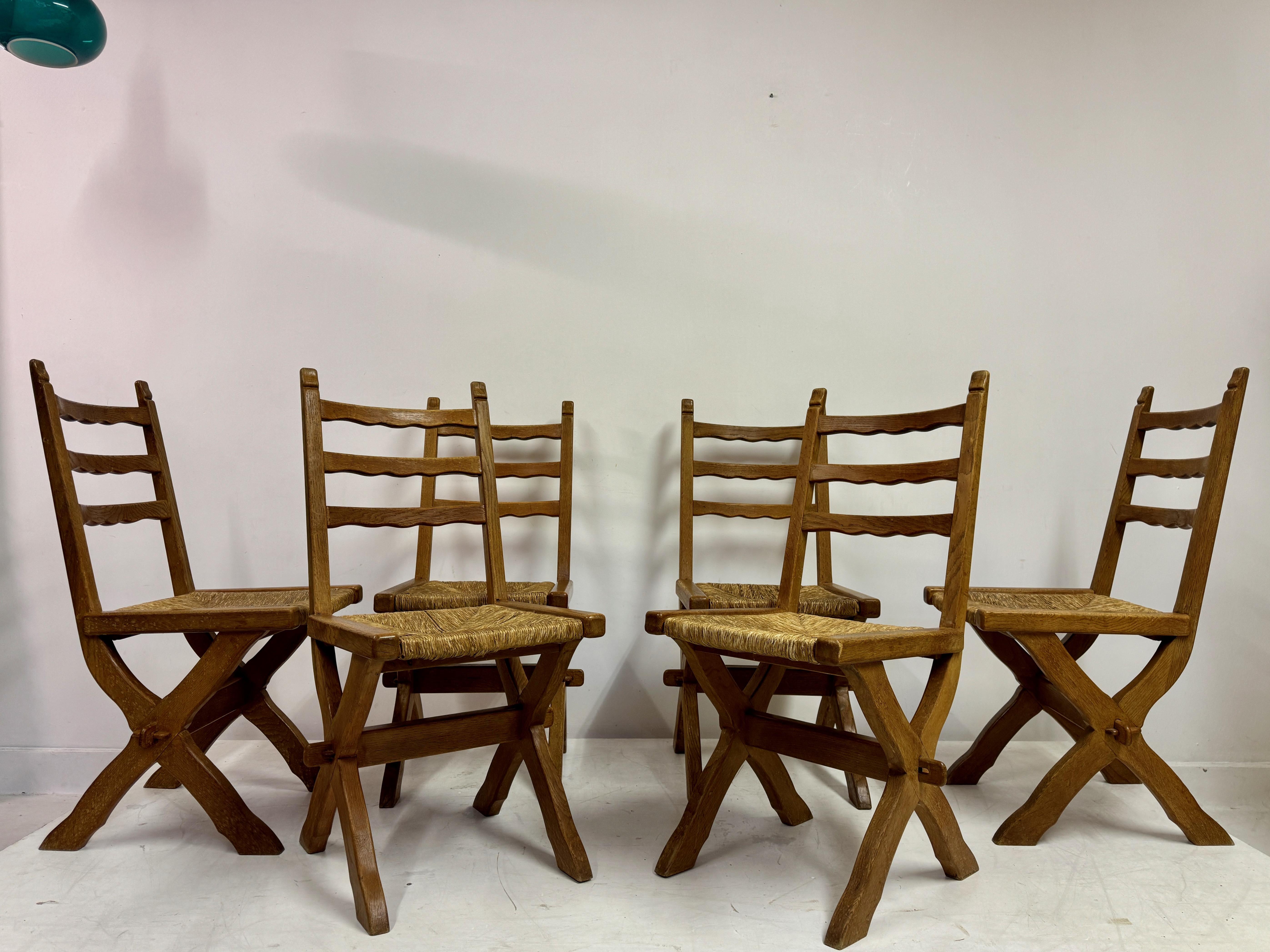 Giunco Set di sei sedie da pranzo con gambe a X in Oak e giunco in vendita