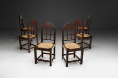Ensemble de six chaises de salle à manger en chêne et paille avec dossiers géométriques, Espagne, vers 1930