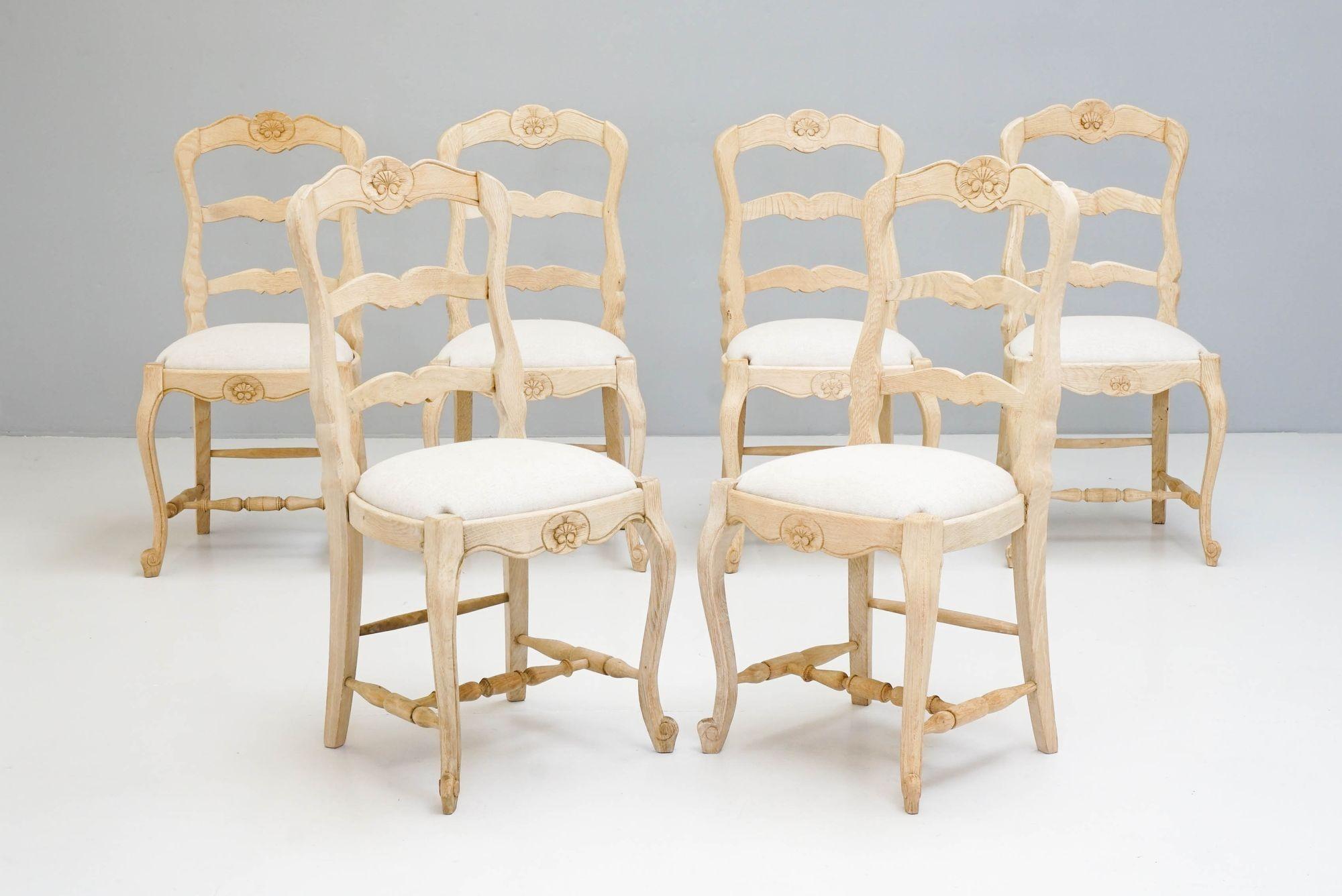 Set di sei sedie da pranzo in rovere francese sverniciato e sbiancato con pad imbottiti in lino. Sono disponibili altre sedie da bar, chiedi informazioni.

Francia, circa 1940