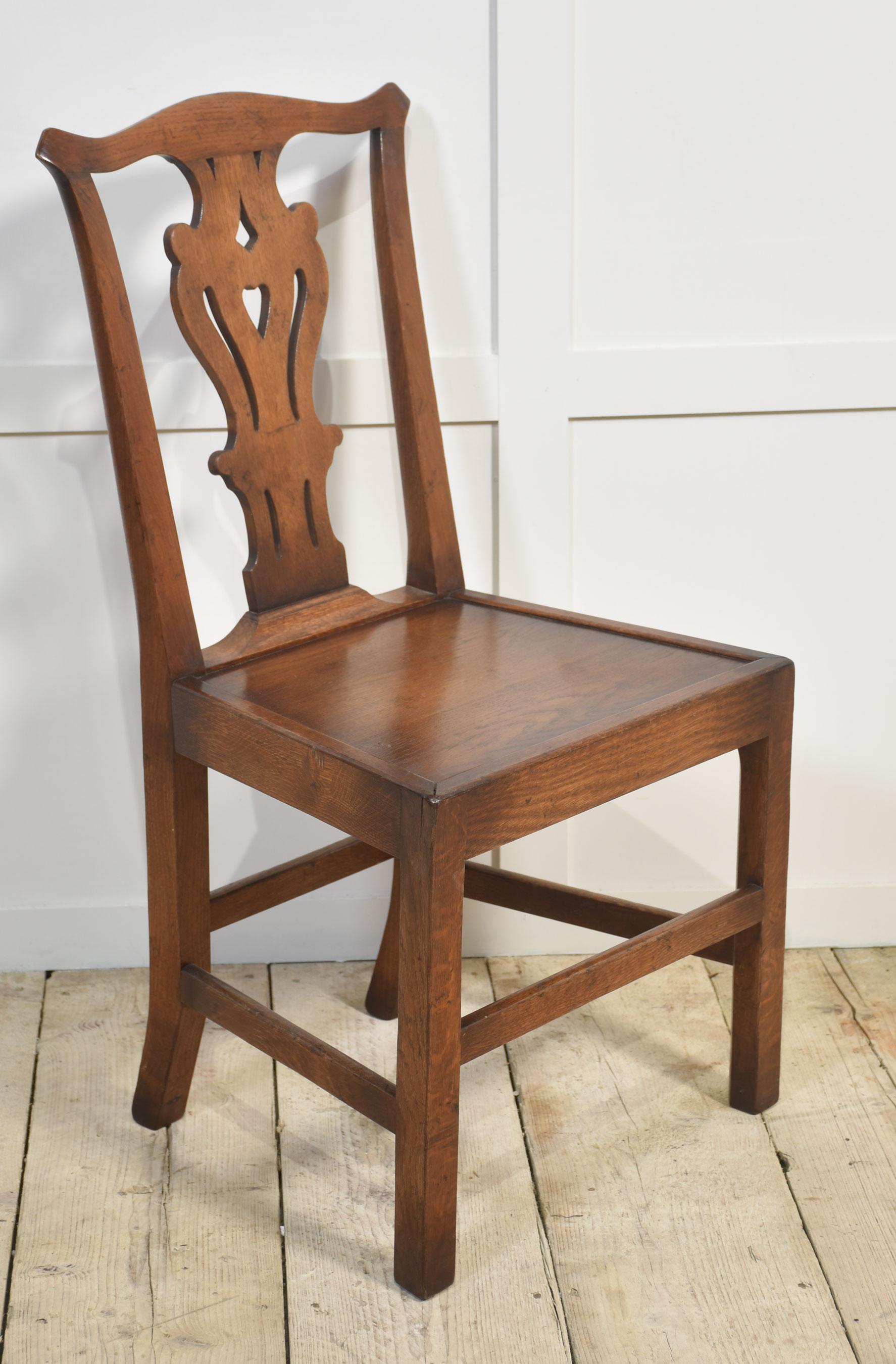 Set di sei sedie da pranzo in legno di quercia, dal design del XVIII secolo, con spalliera sagomata e schienali a stecca traforati. I sedili in rovere massiccio sono appoggiati su supporti smussati e allungati.
Dimensioni
Altezza 38,5 pollici