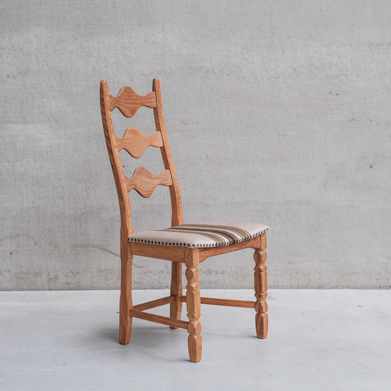 Ein Satz von sechs Henning Kjaernulf Esszimmerstühlen.

Dänemark, ca. 1960er Jahre.

Eiche mit gepolsterten Sitzen.

Hergestellt von Nyrup Møbelfabrik.

Die Originalpolsterung wurde beibehalten, sie ist in einem guten Vintage-Zustand, aber leicht zu