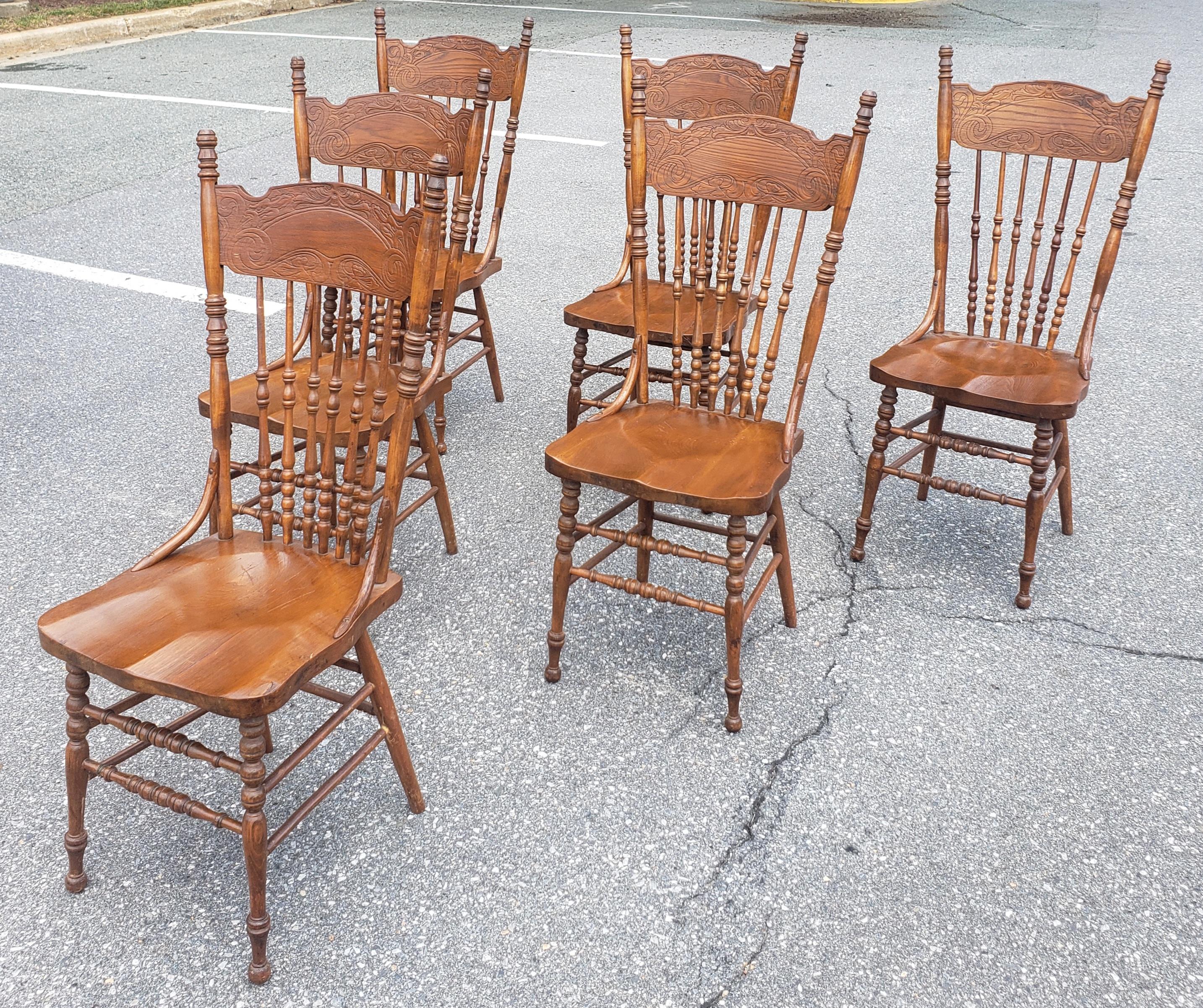 Arts and Crafts Ensemble de six chaises de salle à manger en Oak pressé et à dossier en fuseau avec assise en selle