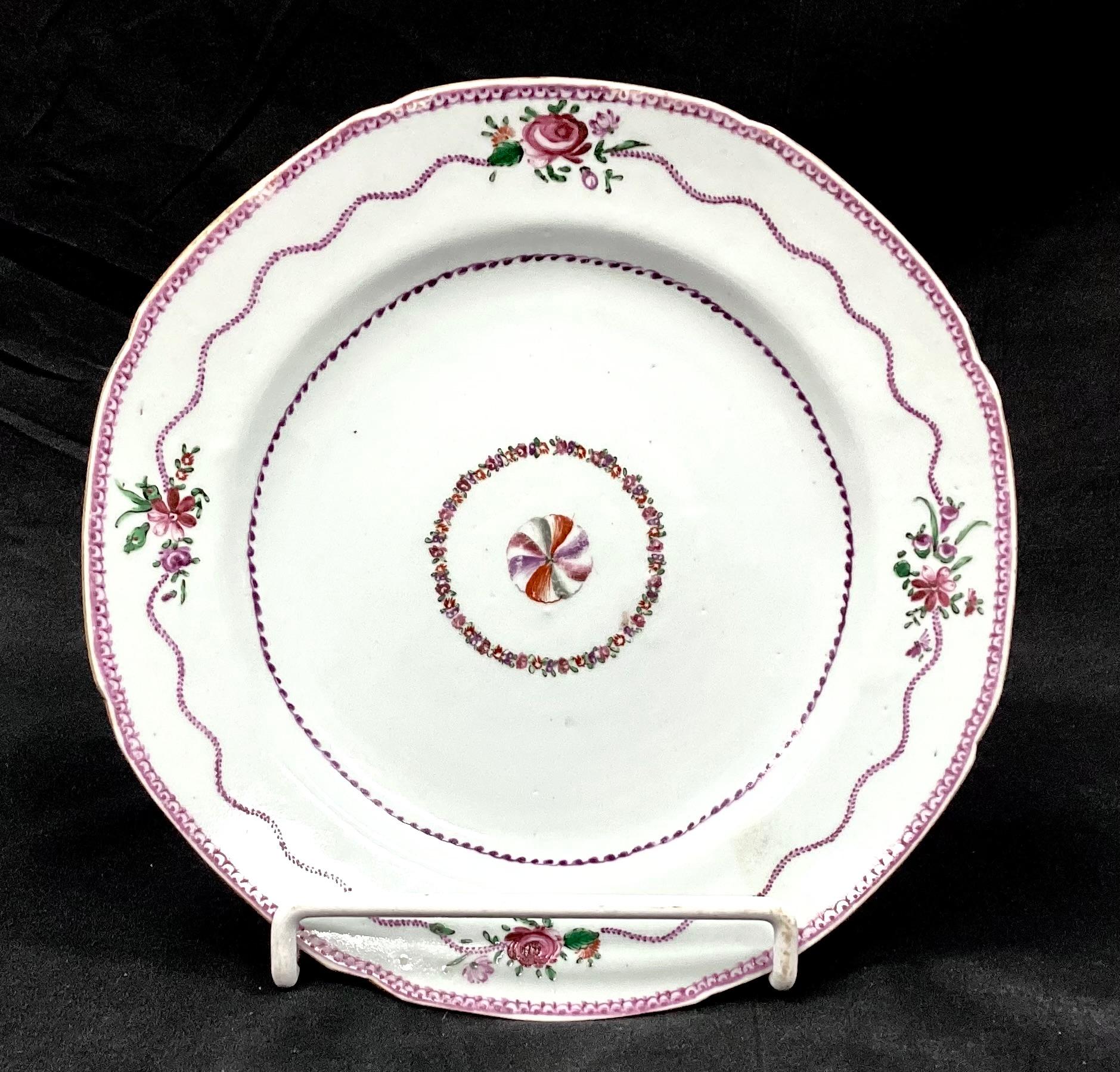 Satz von sechs Tellern aus chinesischem Exportporzellan des 18. Jahrhunderts. Die Teller sind mit Blumen handbemalt, die zentrale Blume ist von einer Girlande umgeben. Mit lila, grünen und weißen Farben. 