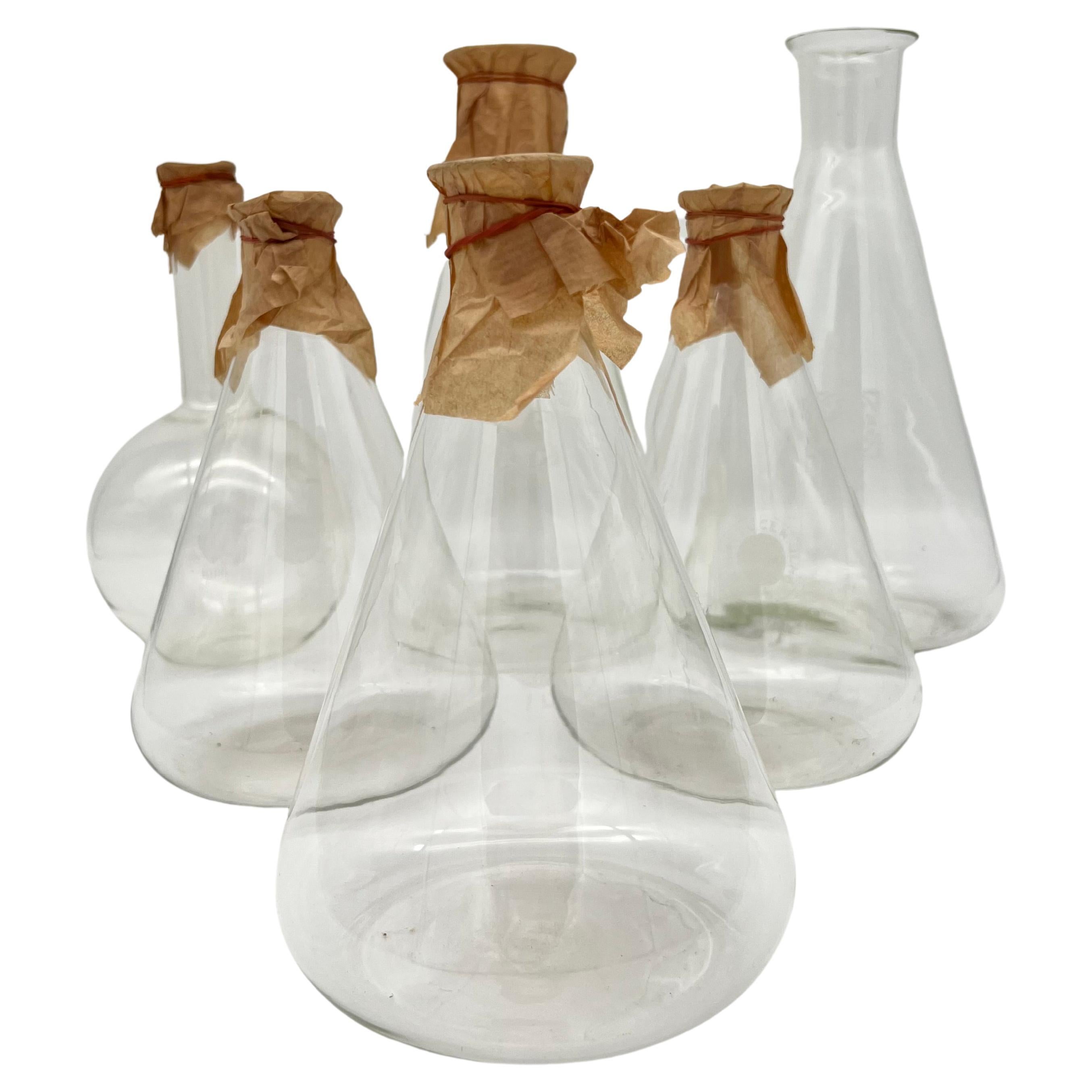 Ensemble de six anciennes bouteilles en verre de pharmacie, fabriquées en Allemagne vers 1900.

5 bouteilles de Jena (Schott et Gen Jena) et 1 verre de laboratoire Wirag. 
Le logo et le volume sont gravés sur toutes les bouteilles.

Peut être