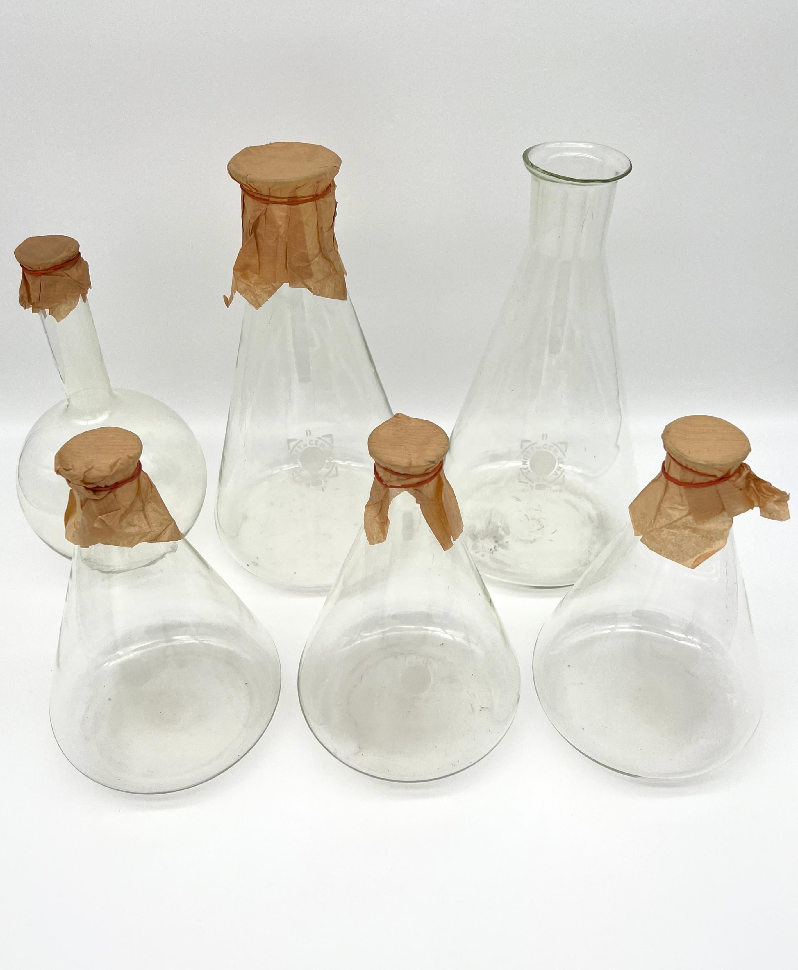Verre Ensemble de six bouteilles de verre de pharmacie anciennes, Allemagne, vers 1900 en vente