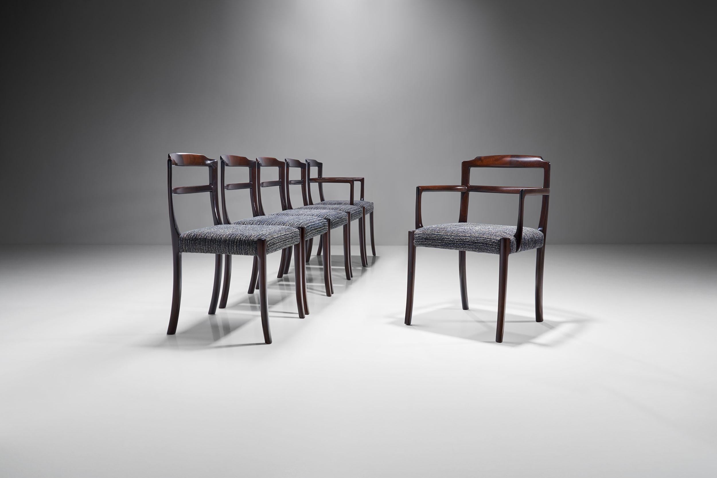 Cet ensemble de chaises de salle à manger du designer danois Ole Wanscher présente des pieds évasés distinctifs et une fine menuiserie apparente à l'arrière. Le design est honnête et simple avec une technique et des matériaux raffinés qui font de