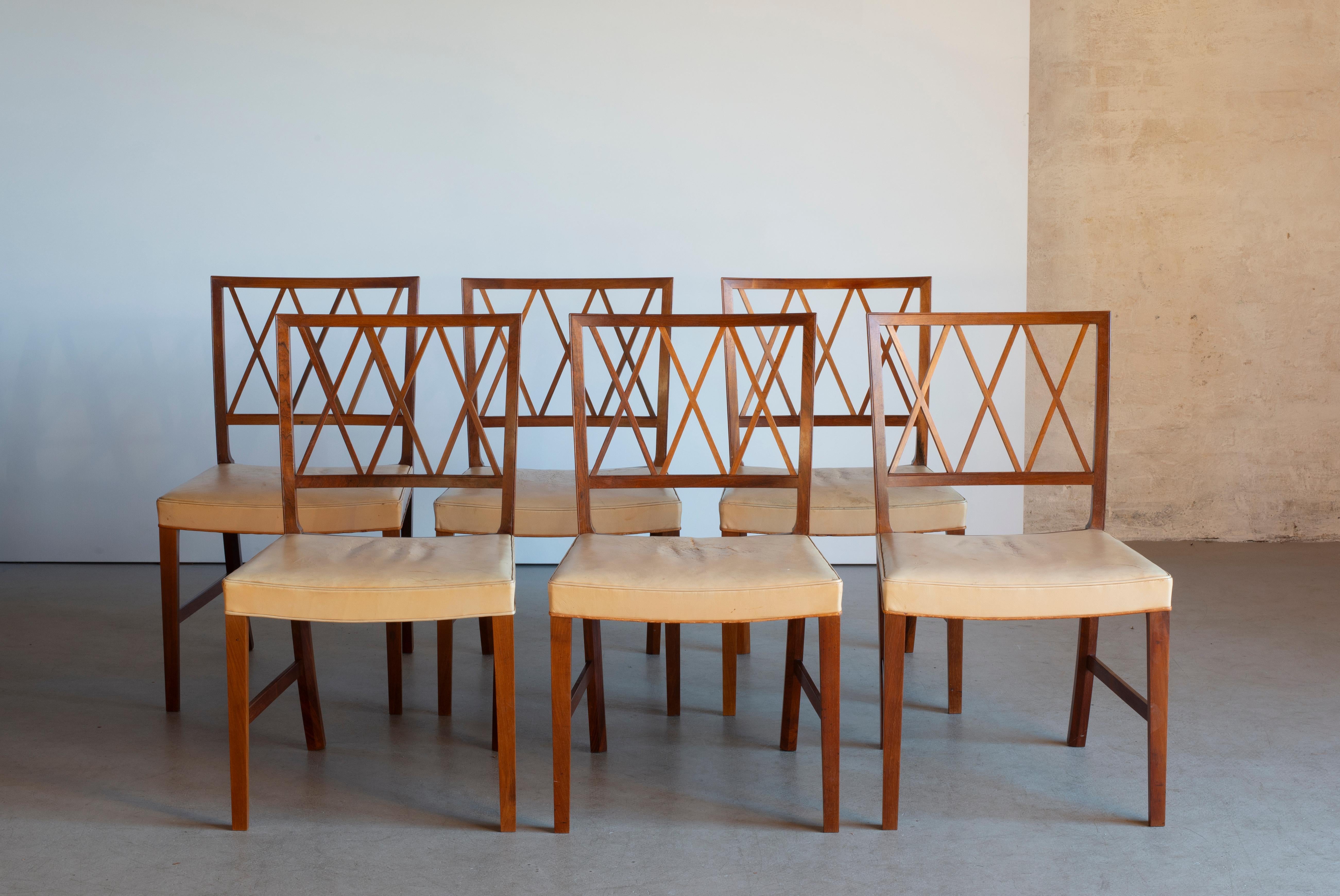 Set di sei sedie da pranzo di Ole Wanscher. Eseguito da A.J. Iversen per Illums Bolighus.

Palissandro e pelle chiara.