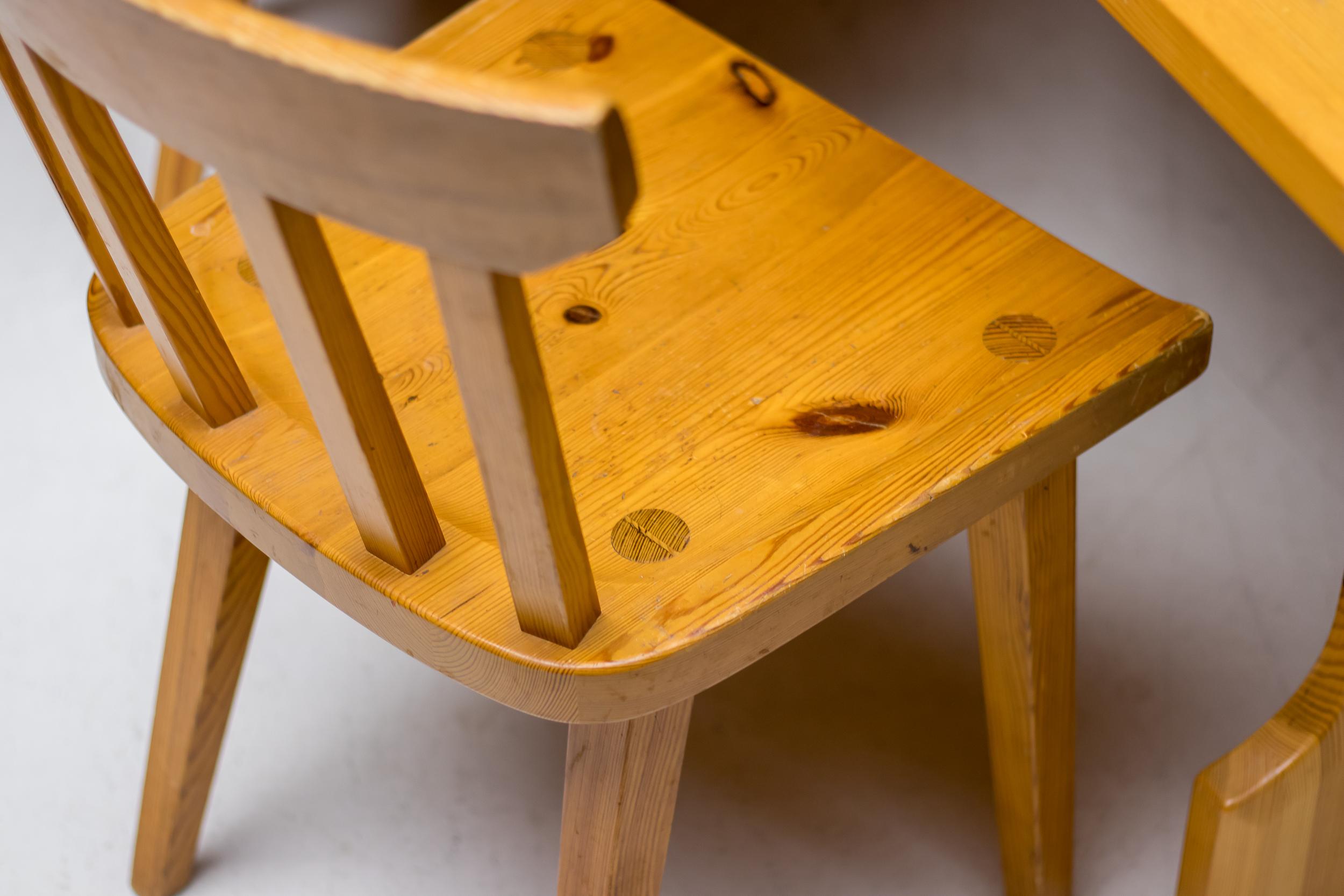 Set di 6 sedie da pranzo abbinate in pino massiccio della ditta svedese Karl Andersson & Söner, disegnate da Roland Wilhelmsson. Meravigliosi dettagli di lavorazione del legno presenti anche nei design di Axel Einar Hjorth, Pierre Chapo e Charlotte