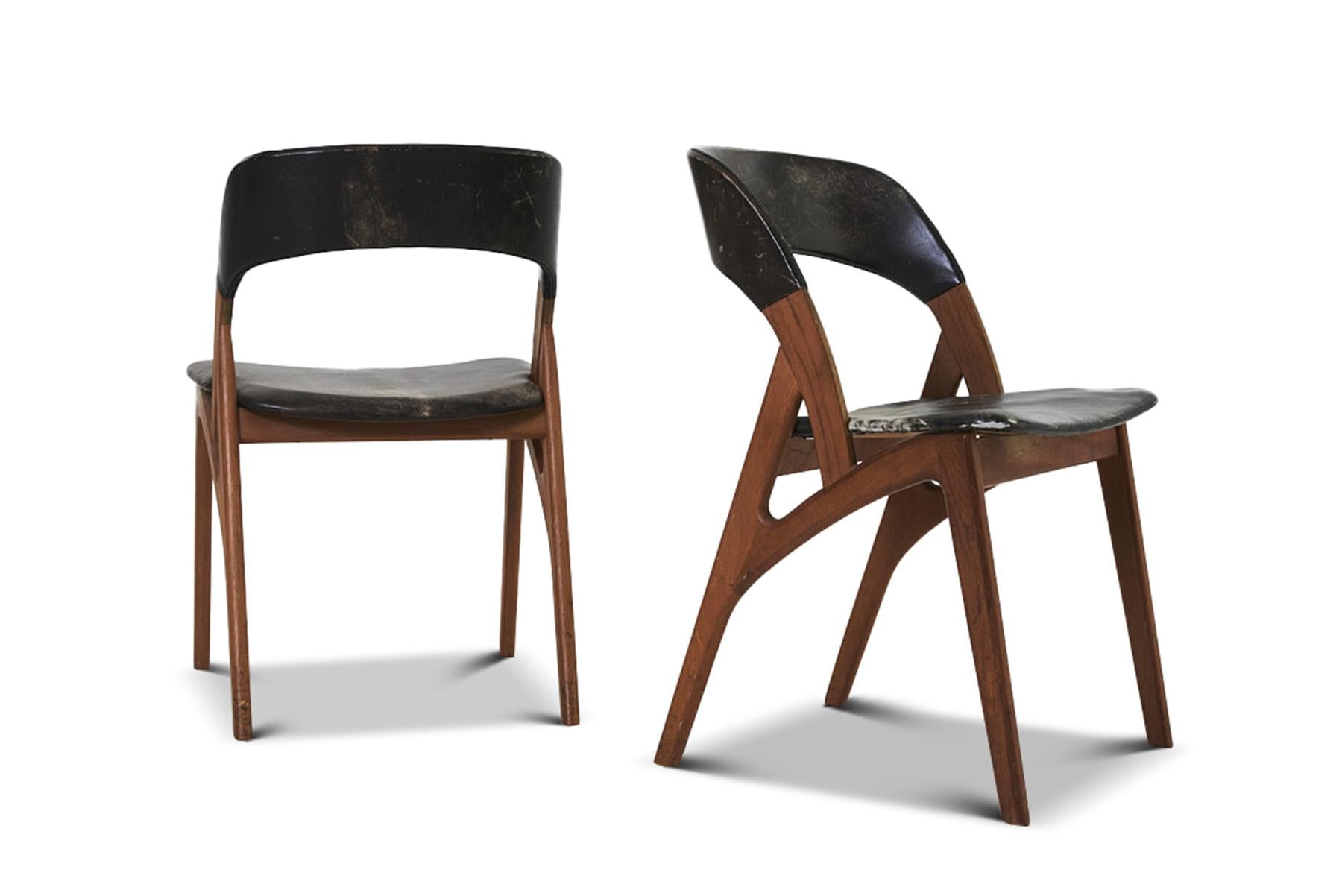 Mid-Century Modern Set of Six Organic Teak Dining Chairs in Black Leather For Sale