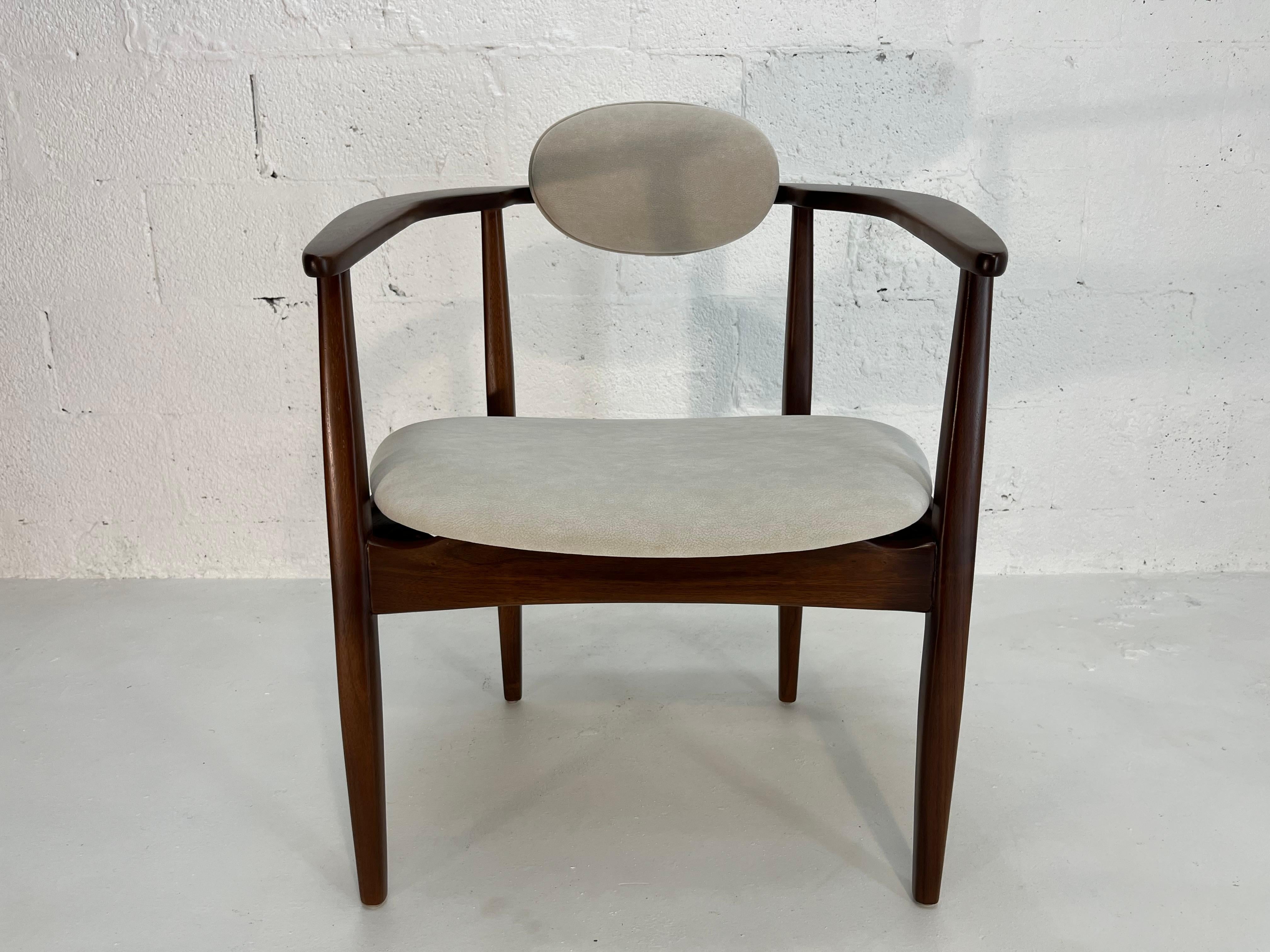 Satz von sechs Original Adrian Pearsall-Esszimmerstühlen, Nussbaum, elfenbeinfarbener Stoff (Moderne der Mitte des Jahrhunderts) im Angebot