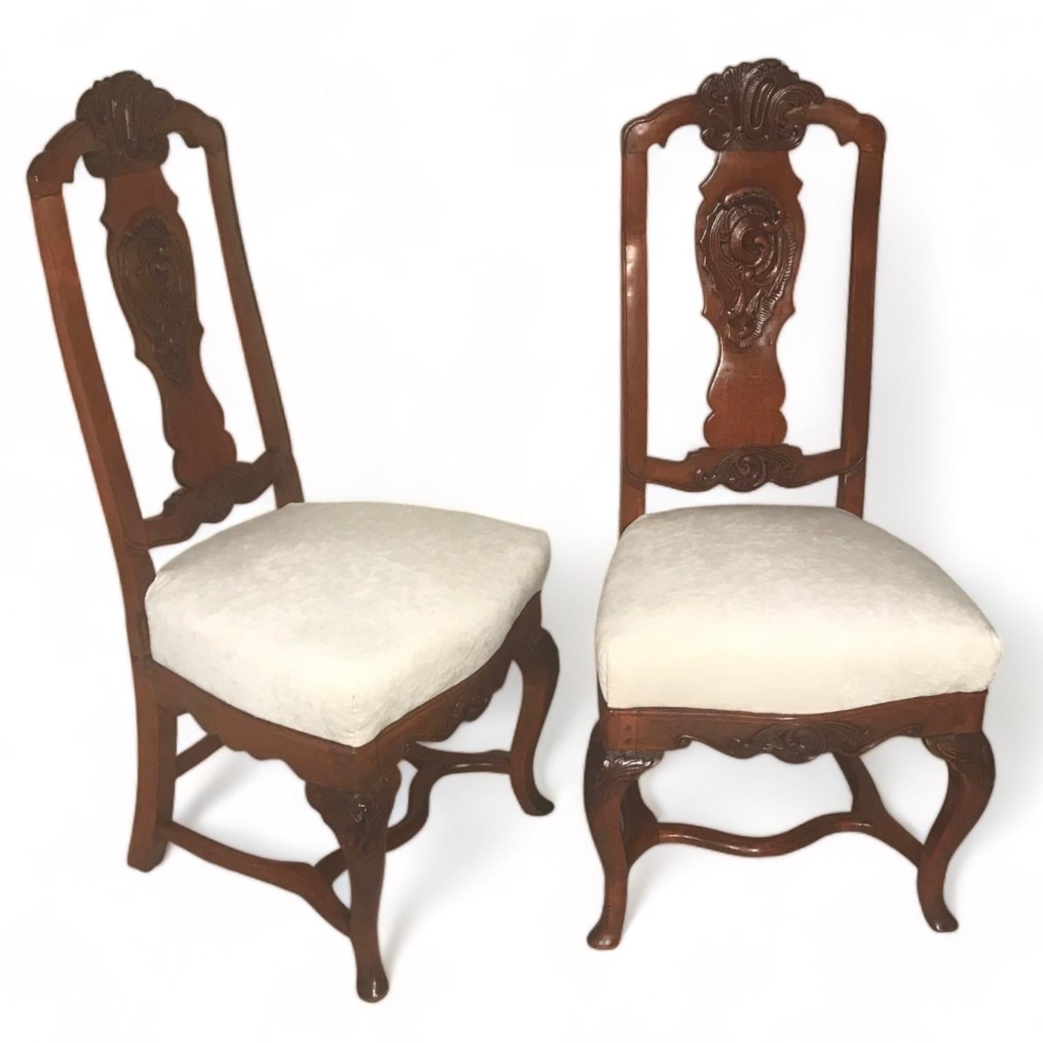 This set of six original Baroque chairs dates back to around 1750-60 and comes from southern Germany. These original antique Baroque chairs are a rare find. They have a beautifully carved decor with rocailles and acanthus leaves on the high
