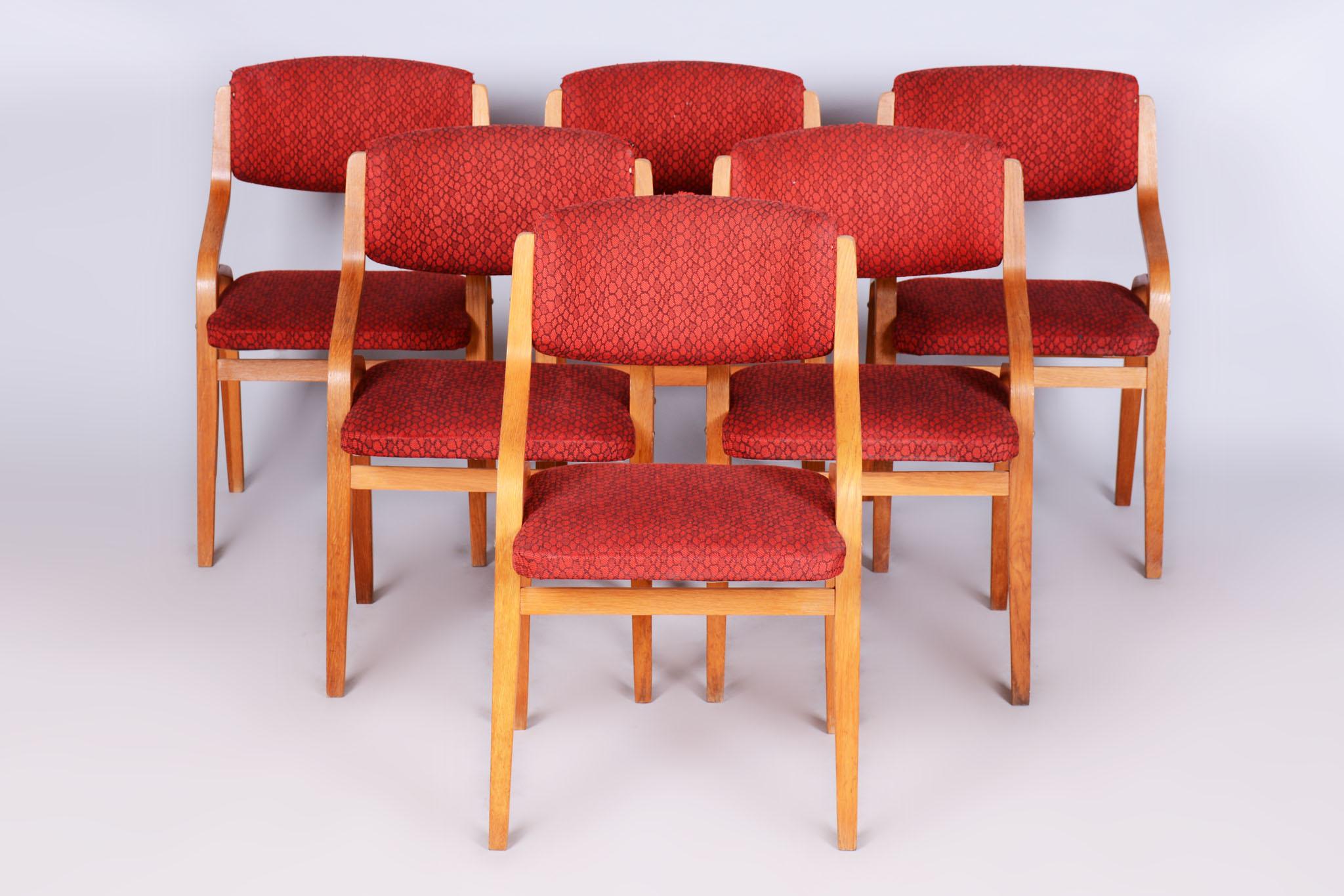 Dieses Stuhlset stammt aus der zweiten Hälfte des 20. Jahrhunderts und wurde in der Tschechoslowakei hergestellt. Die Stühle sind mit der Originalpolsterung in sehr gutem Zustand. Die Konstruktion ist aus hochwertigem Ahornholz gefertigt, das