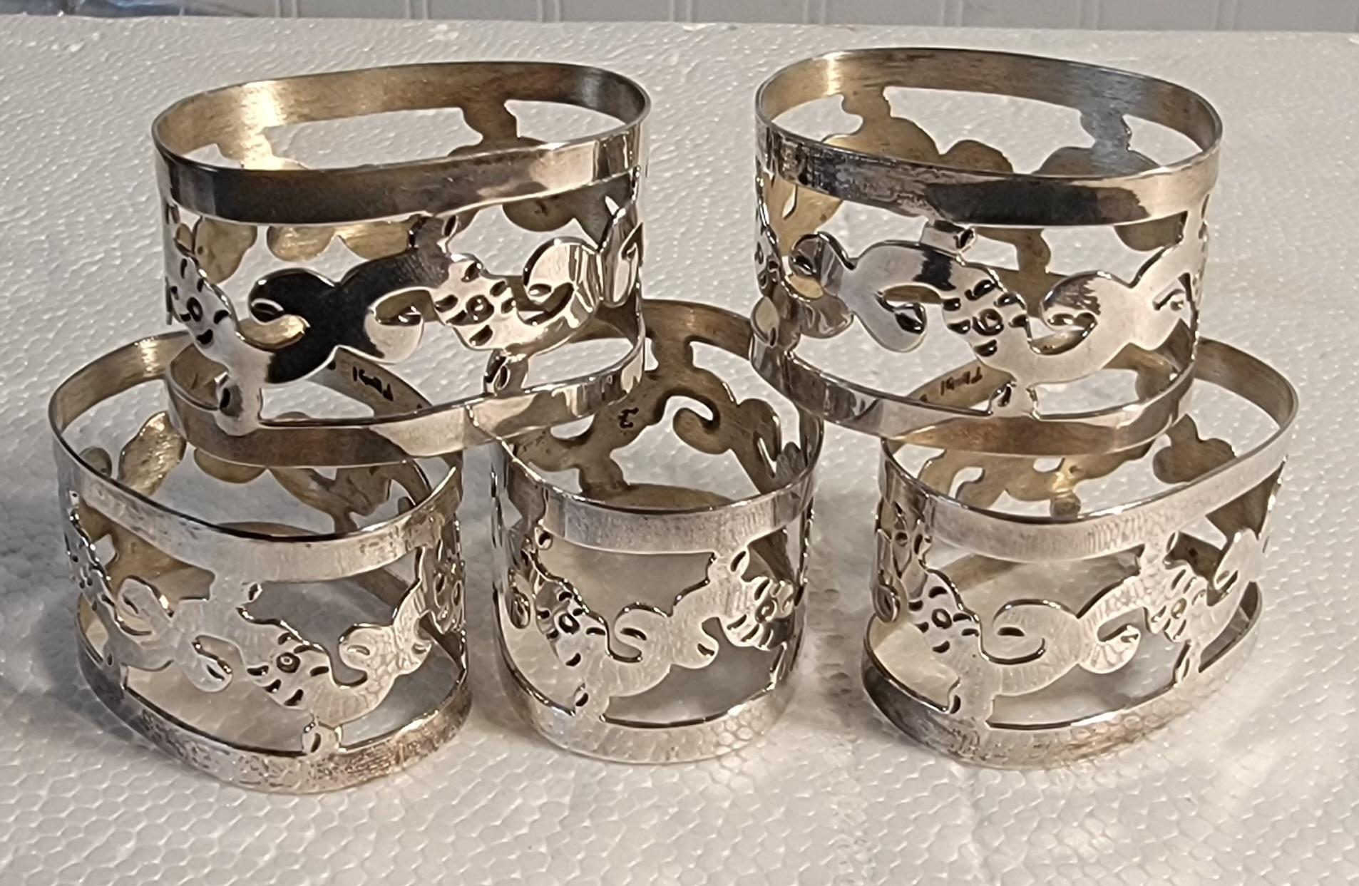 Fatto a mano Set di sei porta tovaglioli decorati in argento sterling in vendita