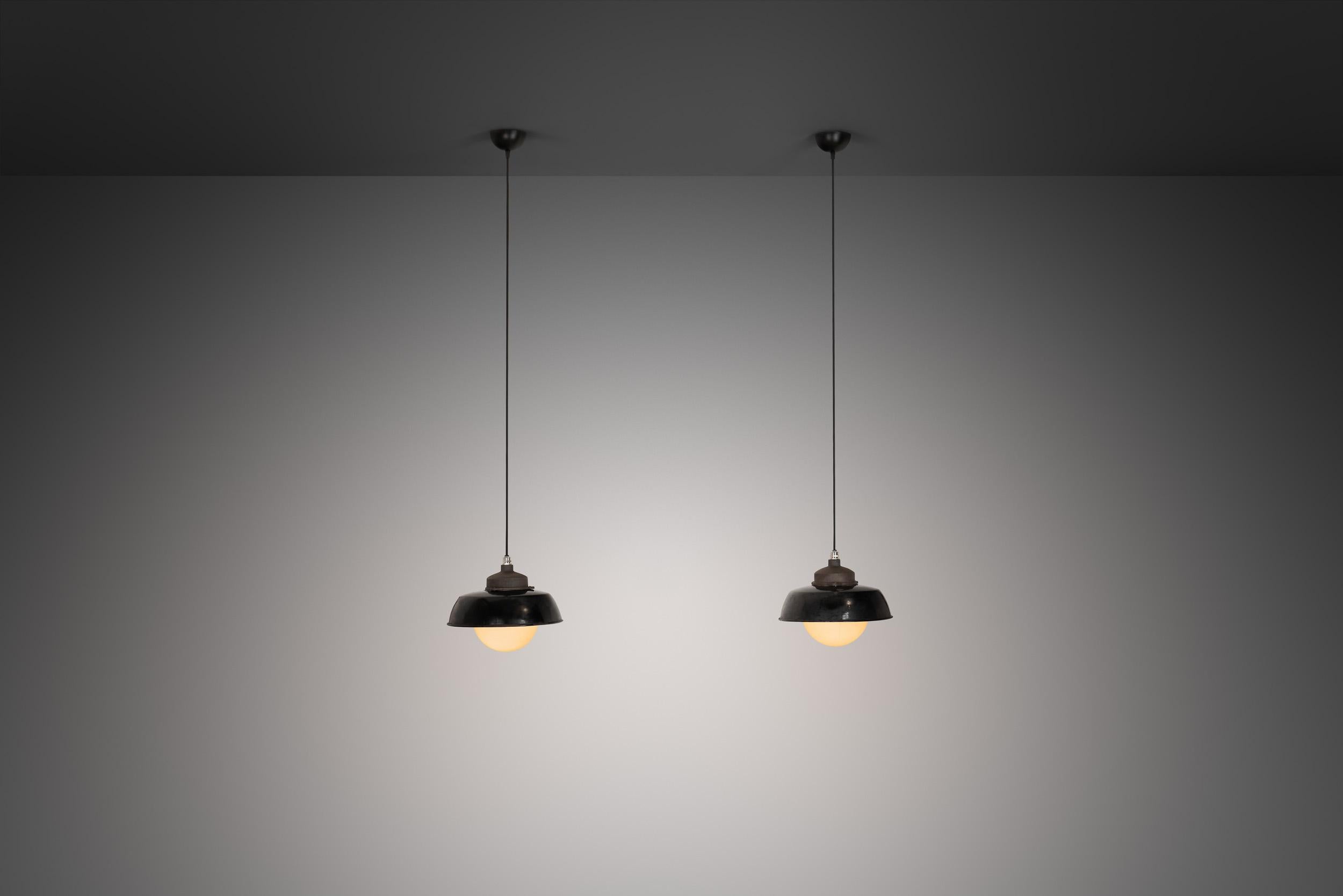 Art Déco Set di sei lampade a sospensione di Paavo Tynell per Taito, Finlandia, 1930 ca. in vendita