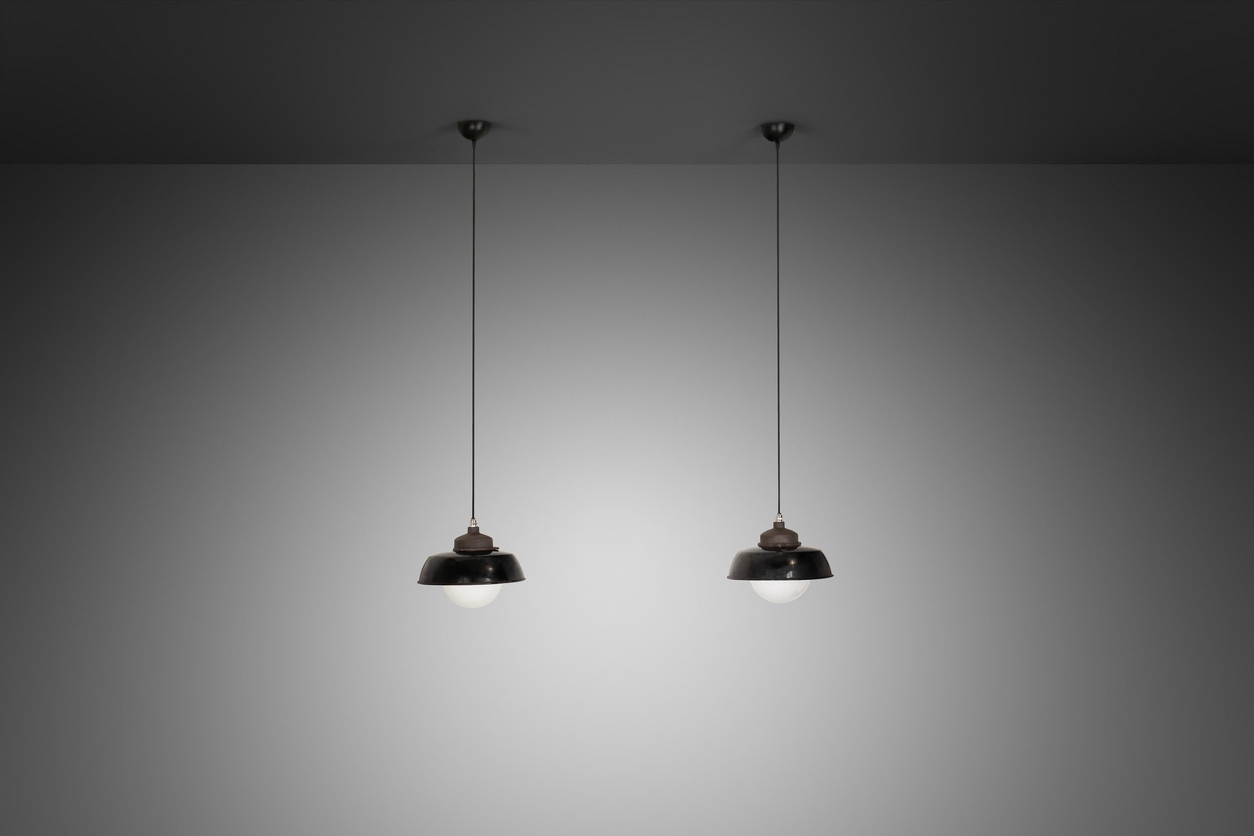 Finlandese Set di sei lampade a sospensione di Paavo Tynell per Taito, Finlandia, 1930 ca. in vendita