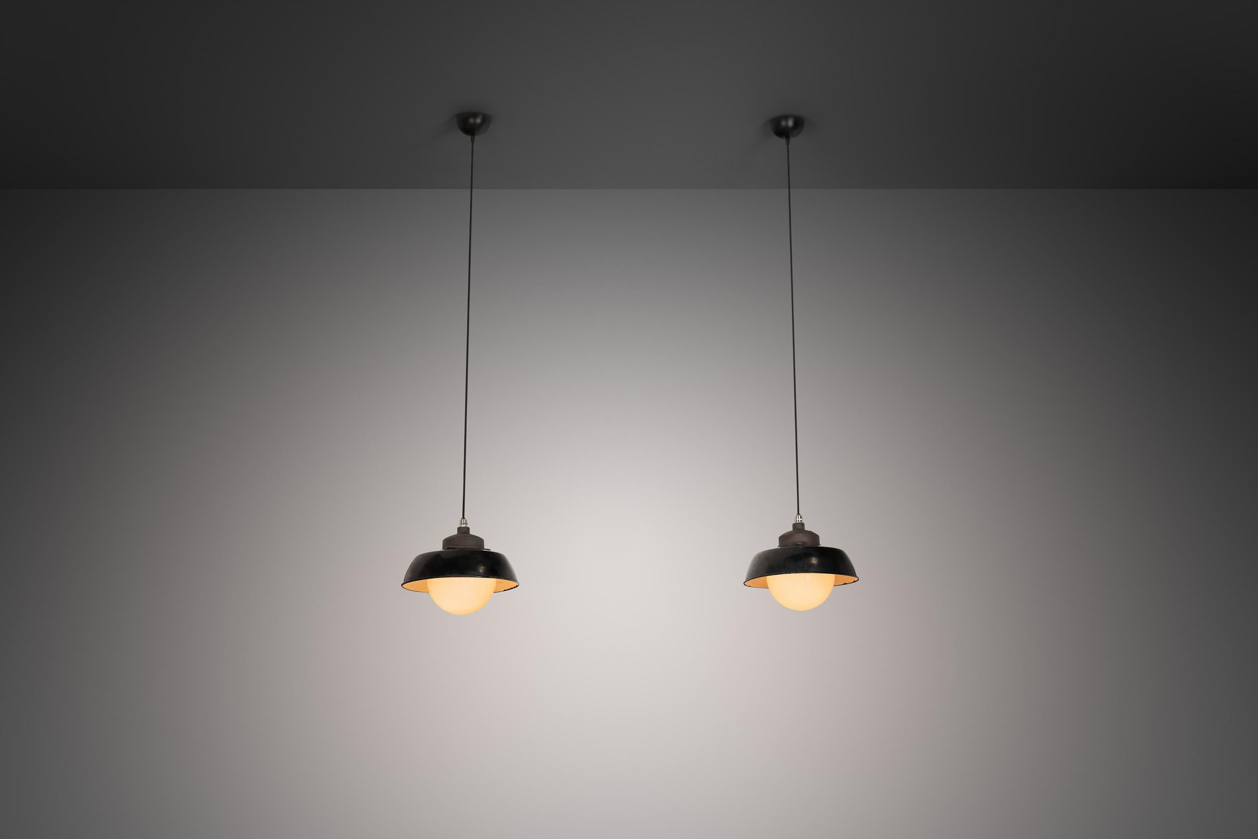 Set di sei lampade a sospensione di Paavo Tynell per Taito, Finlandia, 1930 ca. In condizioni buone in vendita a Utrecht, NL