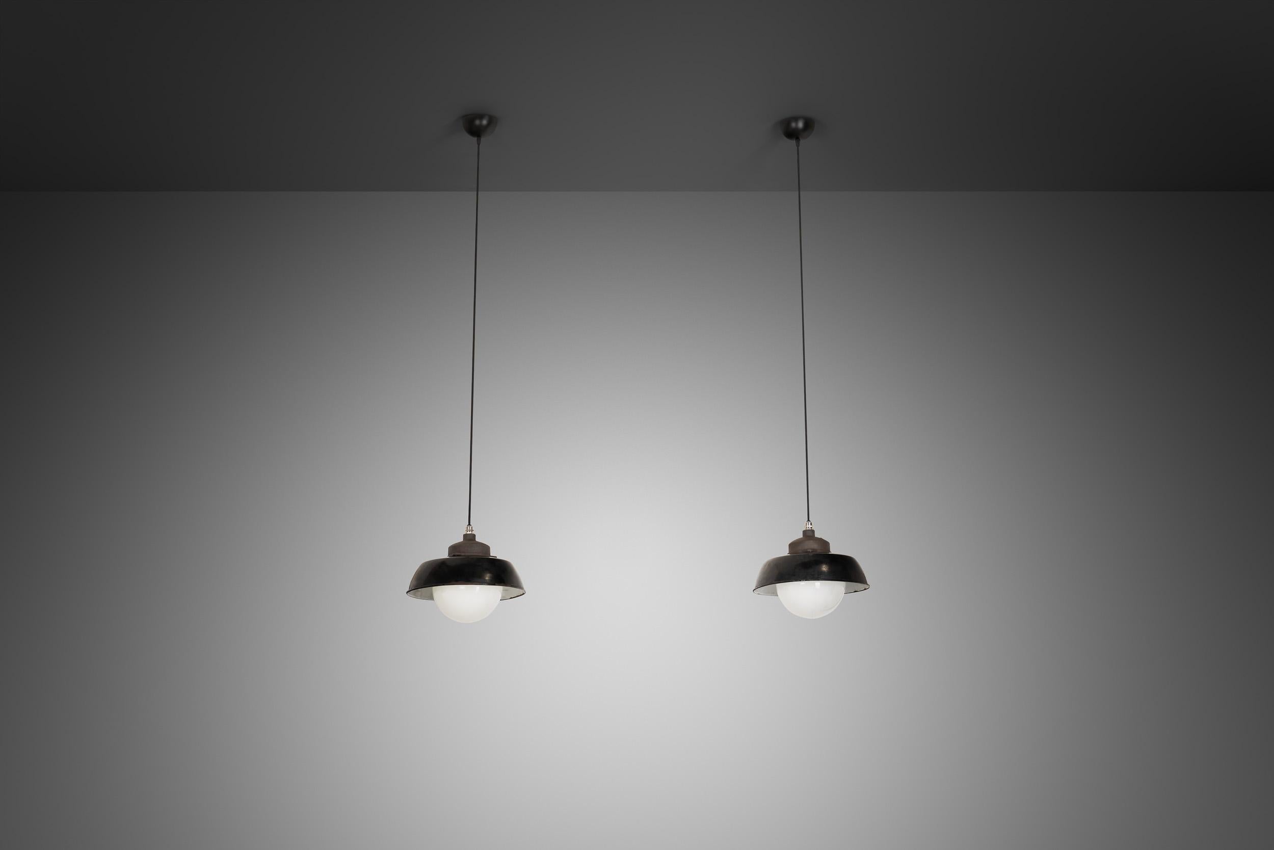 Metà XX secolo Set di sei lampade a sospensione di Paavo Tynell per Taito, Finlandia, 1930 ca. in vendita