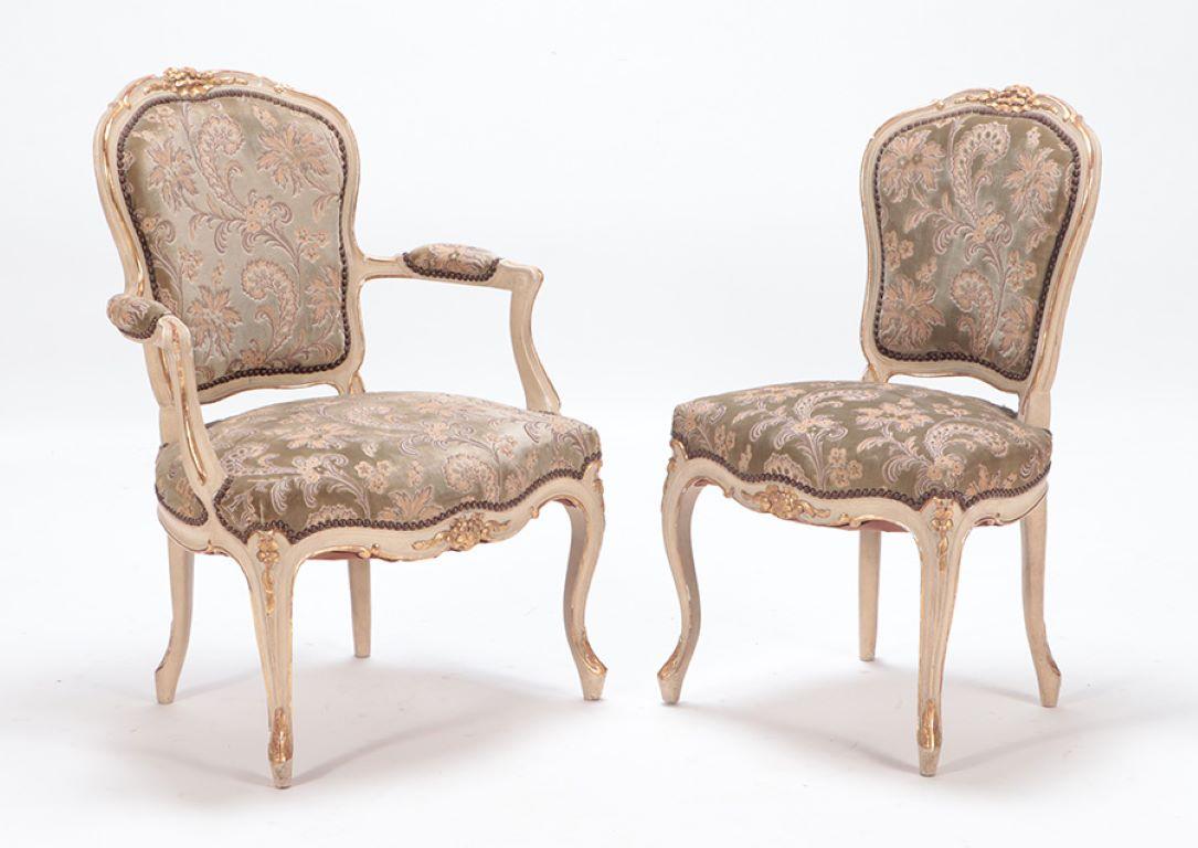 Ein Satz von sechs bemalten und vergoldeten französischen gepolsterten Esszimmerstühlen im Stil Louis XV um 1900.
Paar Sessel Dimension: 35,25