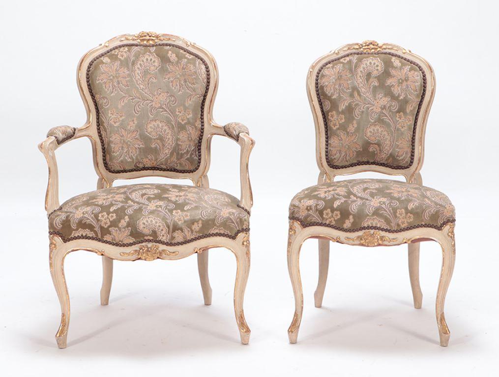 Satz von sechs lackierten und vergoldeten französischenen gepolsterten Esszimmerstühlen aus Holz, Louis XV.-Stil (Französisch) im Angebot