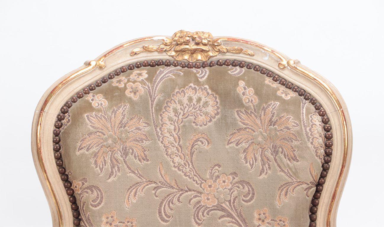 Satz von sechs lackierten und vergoldeten französischenen gepolsterten Esszimmerstühlen aus Holz, Louis XV.-Stil (Vergoldet) im Angebot