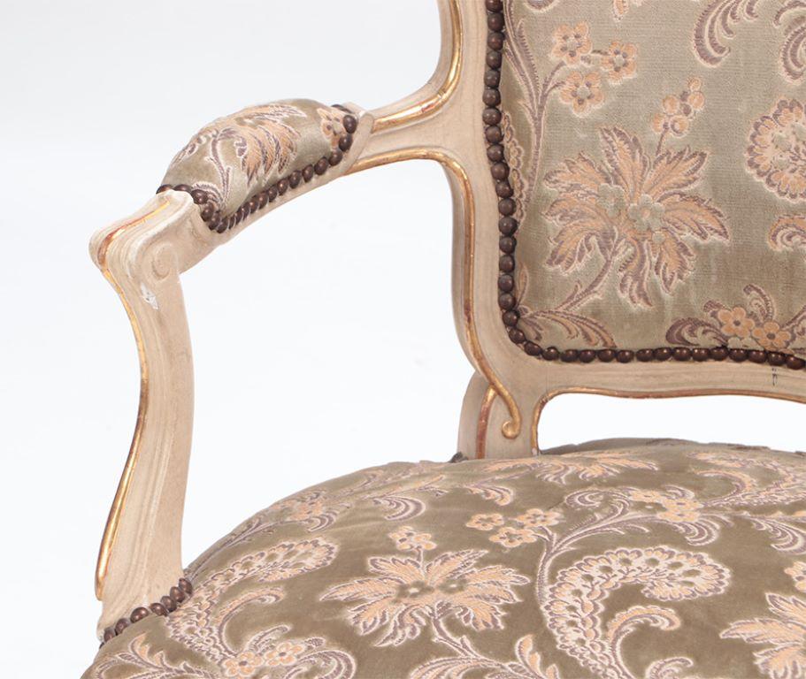 Satz von sechs lackierten und vergoldeten französischenen gepolsterten Esszimmerstühlen aus Holz, Louis XV.-Stil im Zustand „Gut“ im Angebot in Philadelphia, PA