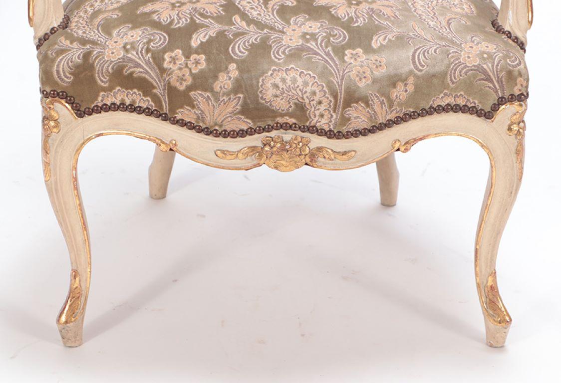 Satz von sechs lackierten und vergoldeten französischenen gepolsterten Esszimmerstühlen aus Holz, Louis XV.-Stil (Frühes 20. Jahrhundert) im Angebot