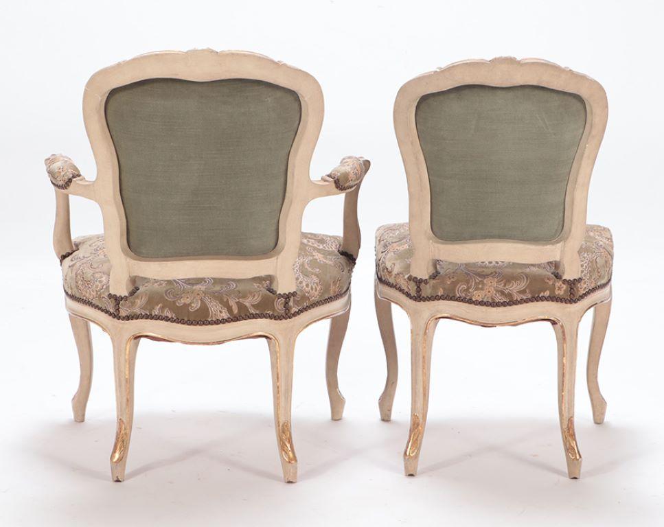 Satz von sechs lackierten und vergoldeten französischenen gepolsterten Esszimmerstühlen aus Holz, Louis XV.-Stil (Polster) im Angebot