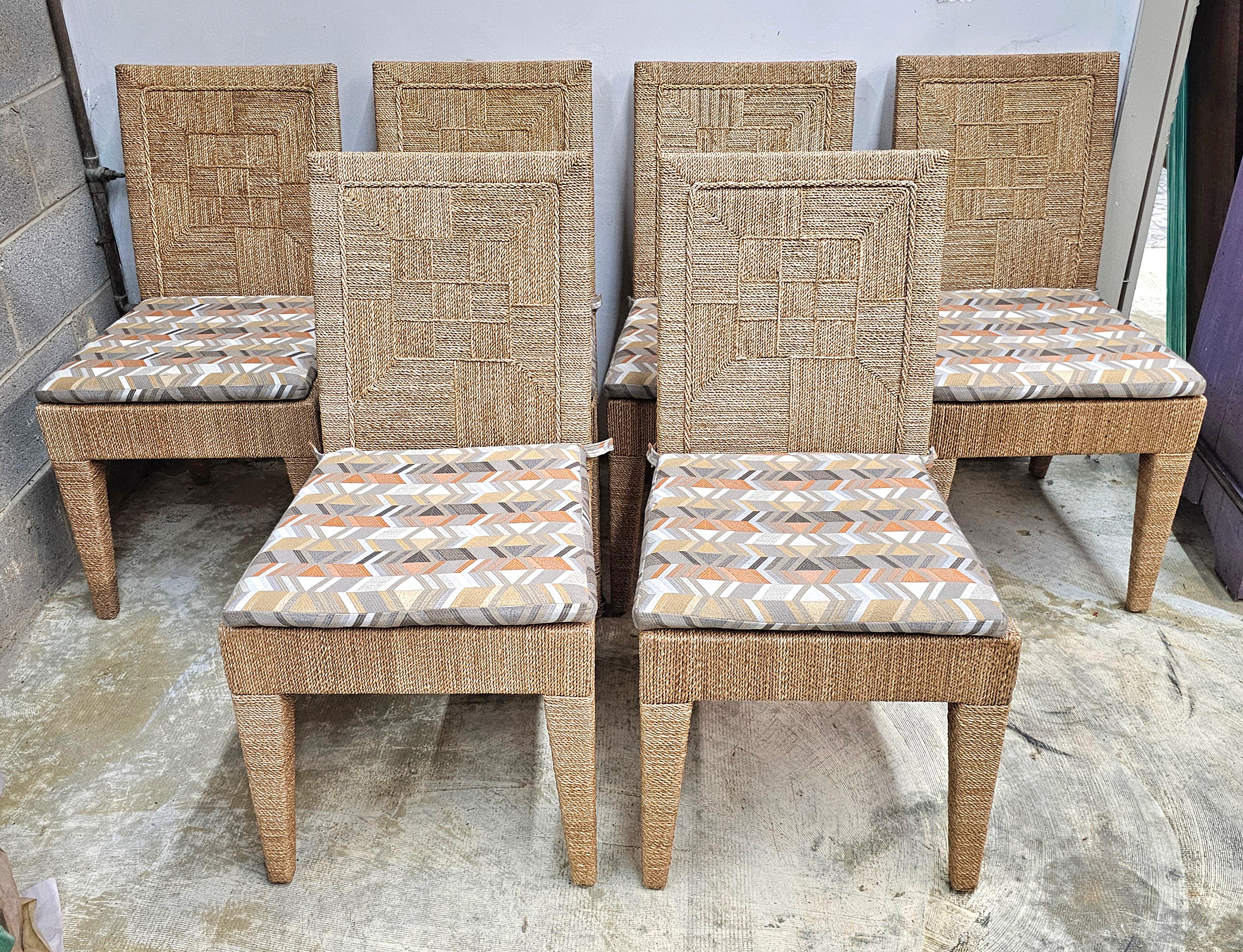 Organico moderno Set di sei sedie da pranzo Palecek in legno e abaca intrecciata di Vale in vendita