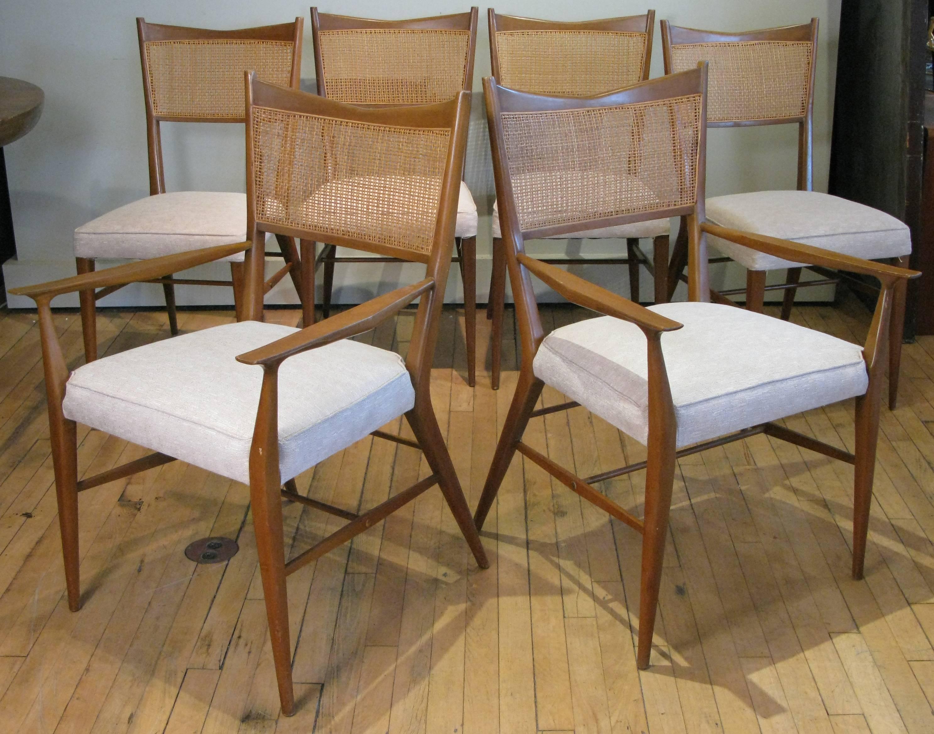 Ein schöner Satz von sechs Mahagoni-Esszimmerstühlen von Paul McCobb. Elegantes Design mit leicht geschwungener Rohrrückenlehne und gepolsterten Sitzen. Das Set enthält ein Paar Sessel und vier Beistellstühle.