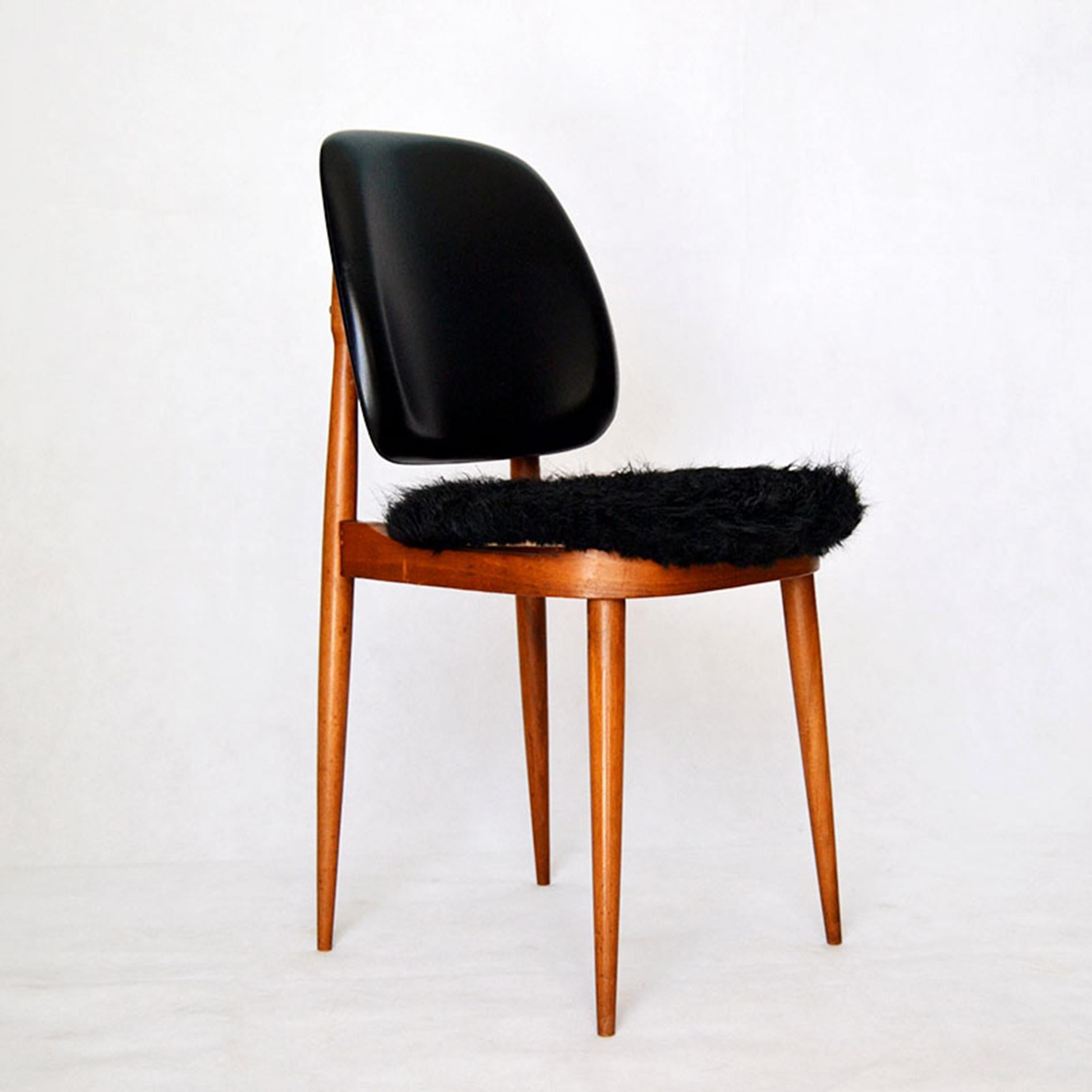 Set of six Pegase chairs edited by Baumann designed by Pierre Guariche in beech wood and original upholstery. 
Furniture designed by Pierre Guariche, France
circa 1970
Good vintage condition
Documentation: attached 