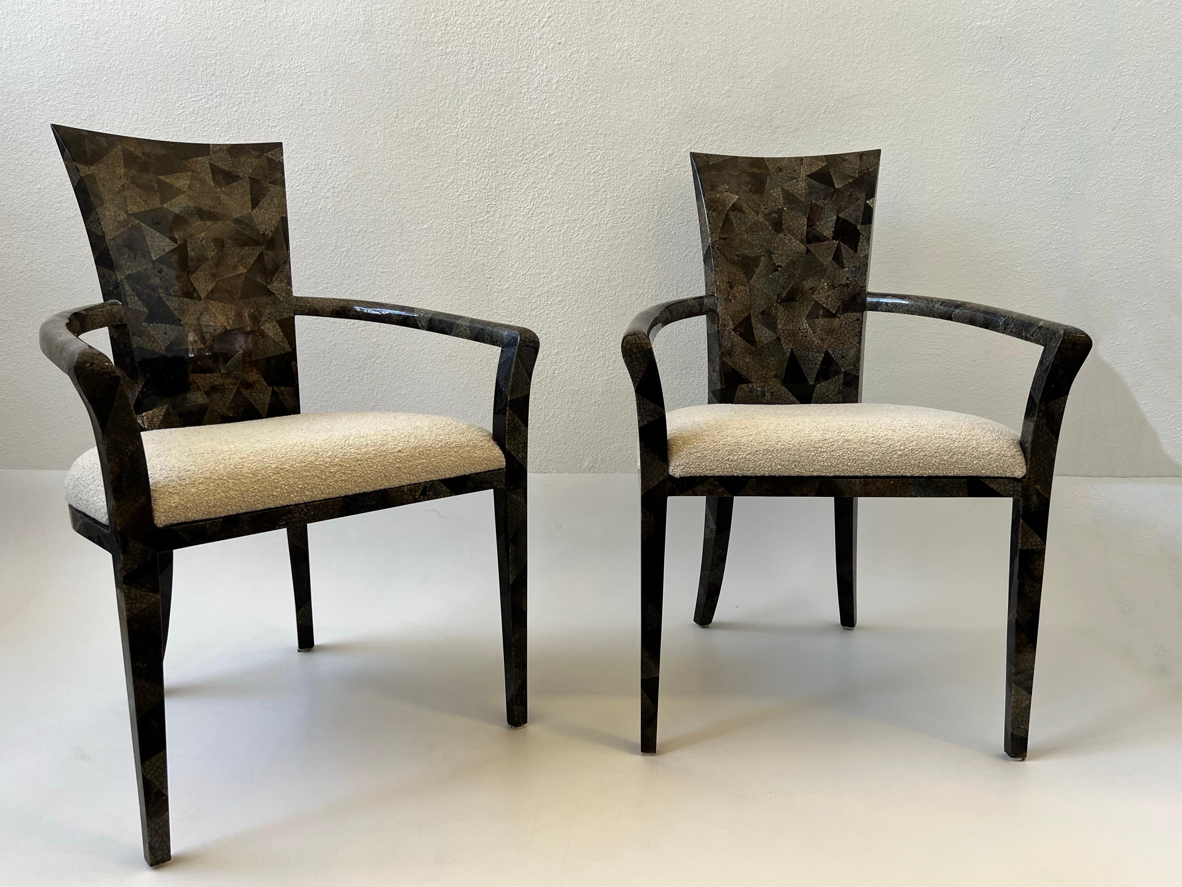 1980's Glamorous set of six crackled pen shell and boucle dining chairs by Marquis Collection of Beverly Hills. 
L'ensemble se compose de deux fauteuils et de quatre chaises d'appoint. 
Fabriqué en bois recouvert d'une coquille de stylo craquelée