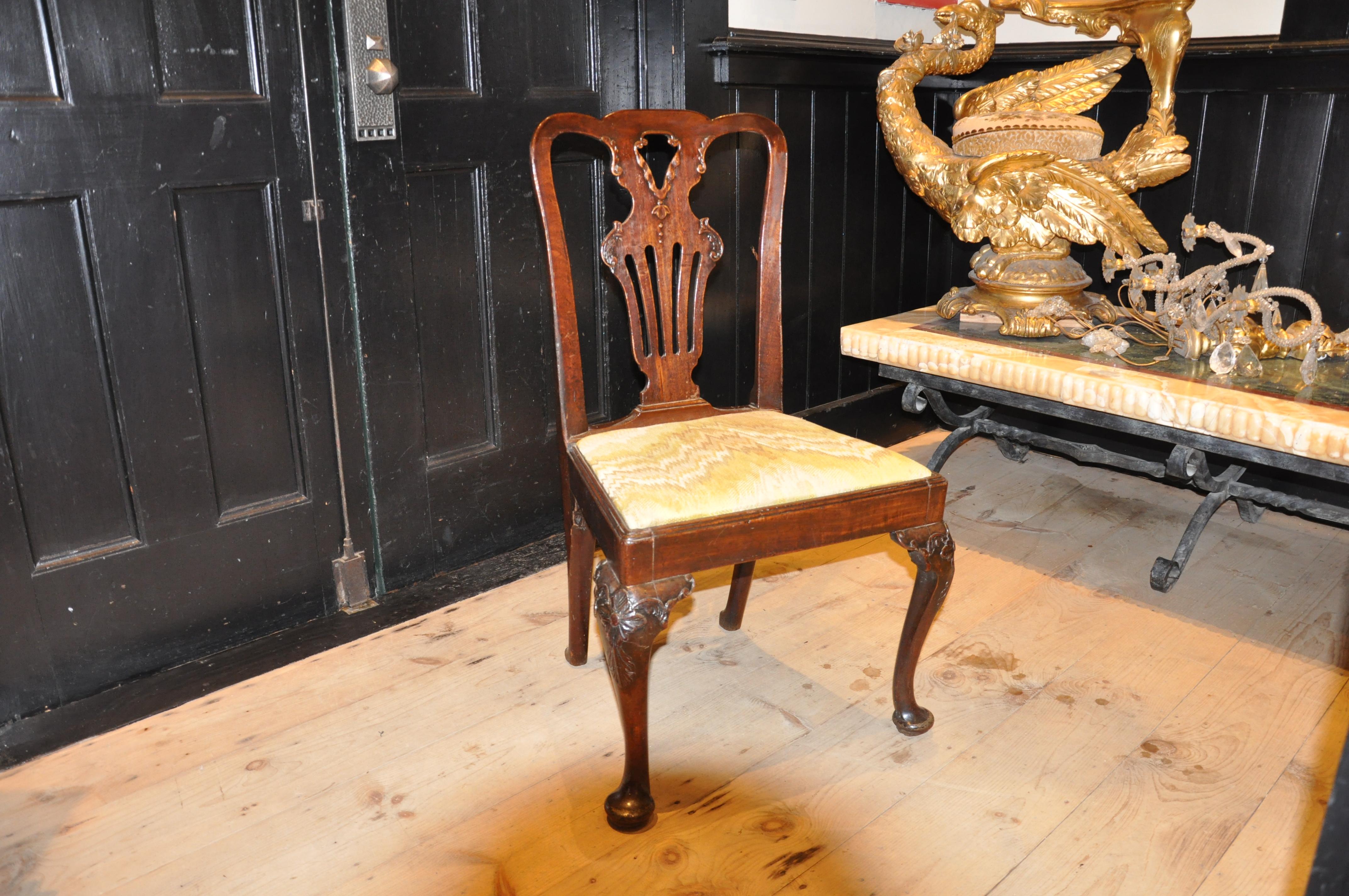 Sculpté Ensemble de six chaises de salle à manger d'époque George II en noyer du 18ème siècle en vente