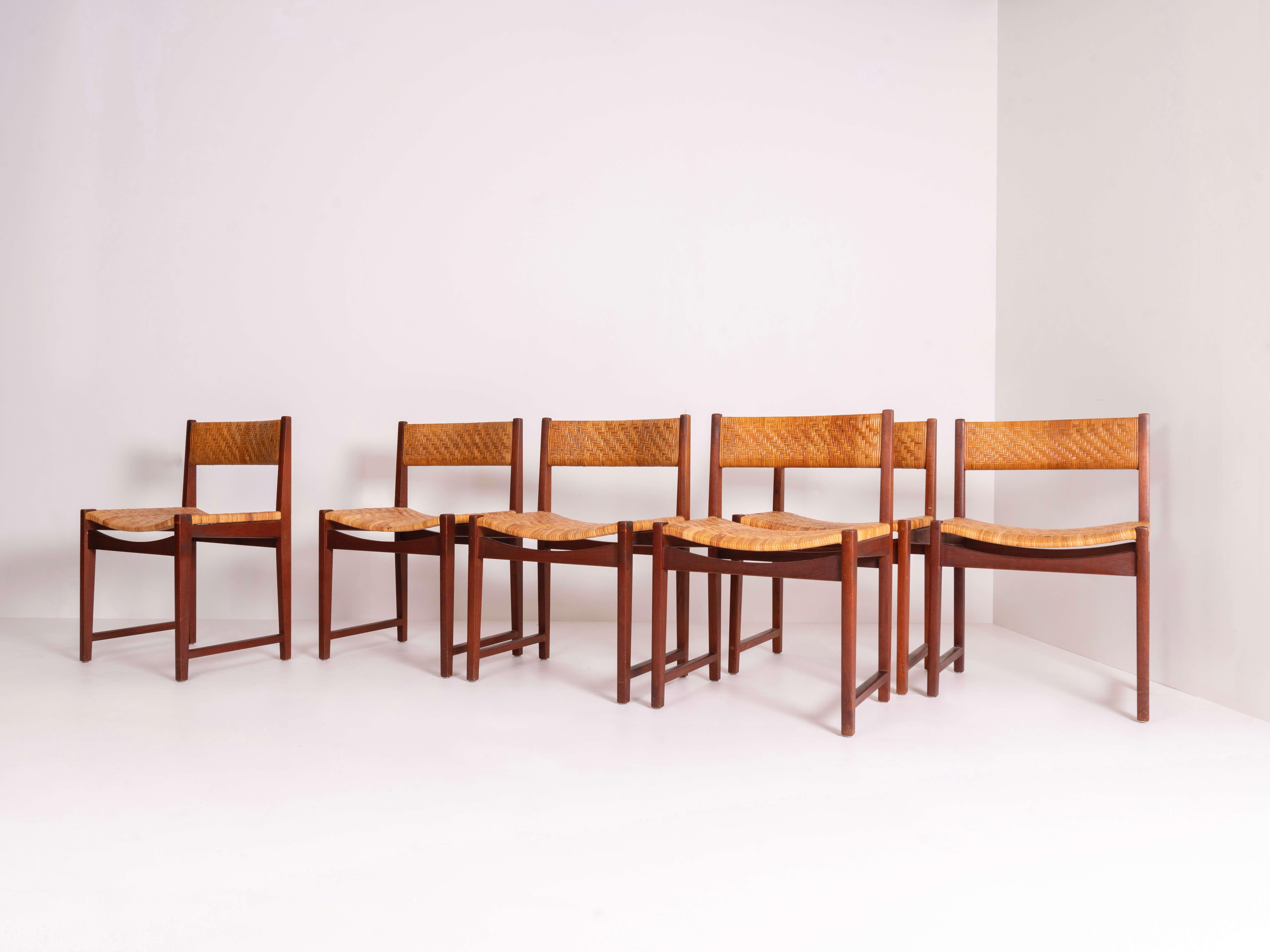 Un ensemble impressionnant de six chaises de salle à manger Peter Hvidt & Orla Mølgaard en teck et en rotin. Les chaises 
