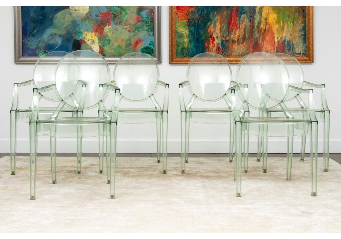 Ein Set aus sechs Ghost-Sesseln, entworfen von der französischen Design-Ikone Philippe Starck für Kartell. Sehr bequem und auf Wunsch auch für den Einsatz im Freien geeignet. Das Set ist in der Ausführung 