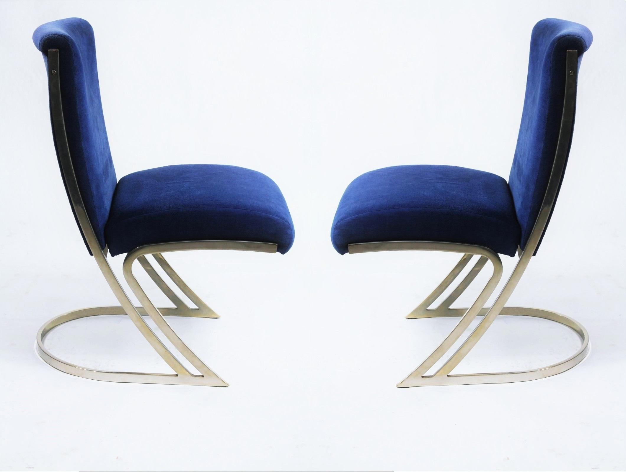 Hollywood Regency Ensemble de six chaises de salle à manger chromées Pierre Cardin en velours bleu en vente
