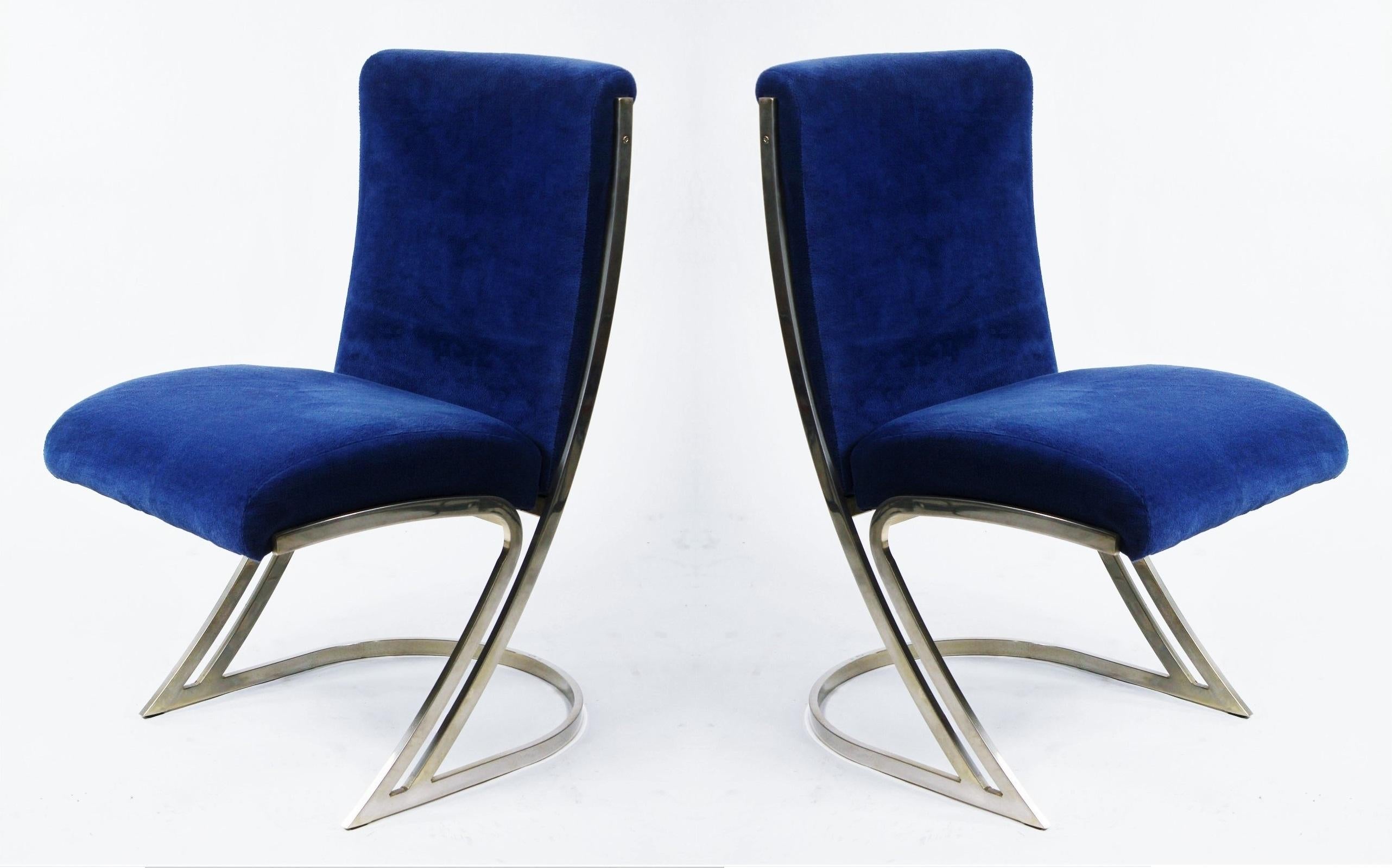 Satz von sechs verchromten Pierre Cardin-Esszimmerstühlen aus blauem Samt (amerikanisch) im Angebot