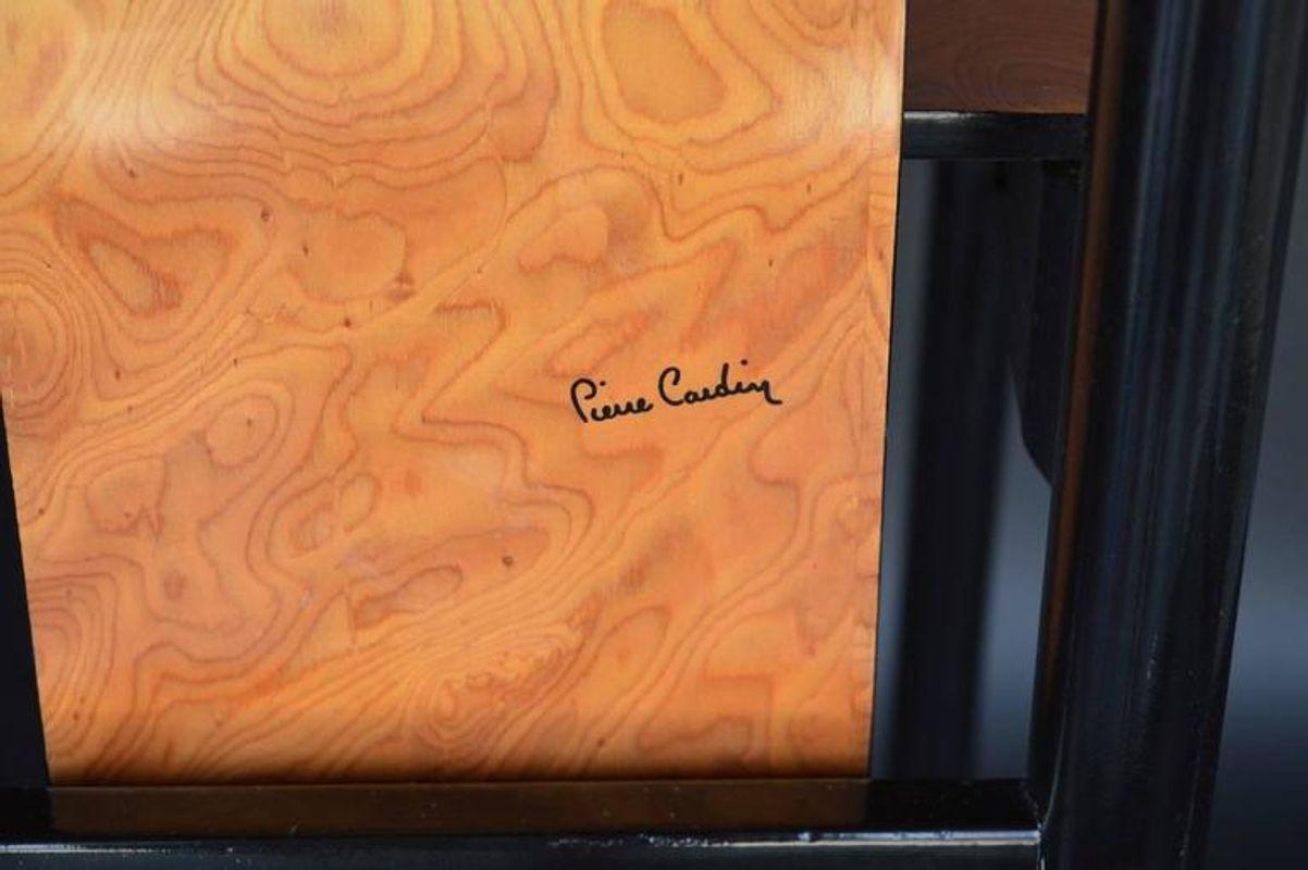 Satz von sechs Esszimmerstühlen von Pierre Cardin. Die Stühle sind aus Pekanholz mit einem Gestell aus ebonisiertem Ahorn.

Pierre Cardin ist ein französischer Modedesigner, der für seine geometrischen und maskulinen Designs bekannt ist.