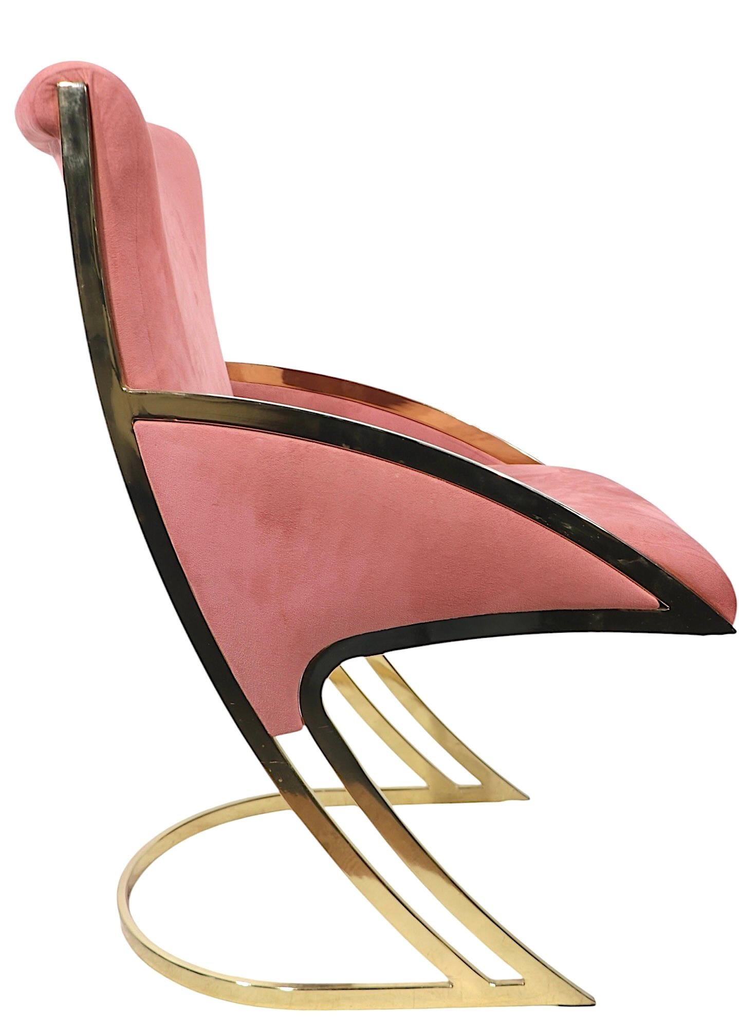 Set di sedie da pranzo in stile Hollywood Regency, elegante e sofisticato, disegnato da Pierre Cardin, per  Contemporary Shells Inc. Il set è composto da quattro sedie laterali e due sedie da capitano (poltrone). Le cornici sono in metallo placcato
