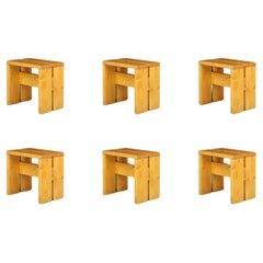 Conjunto de seis taburetes de madera de pino Charlotte Perriand para Les Arcs, Francia, años 60
