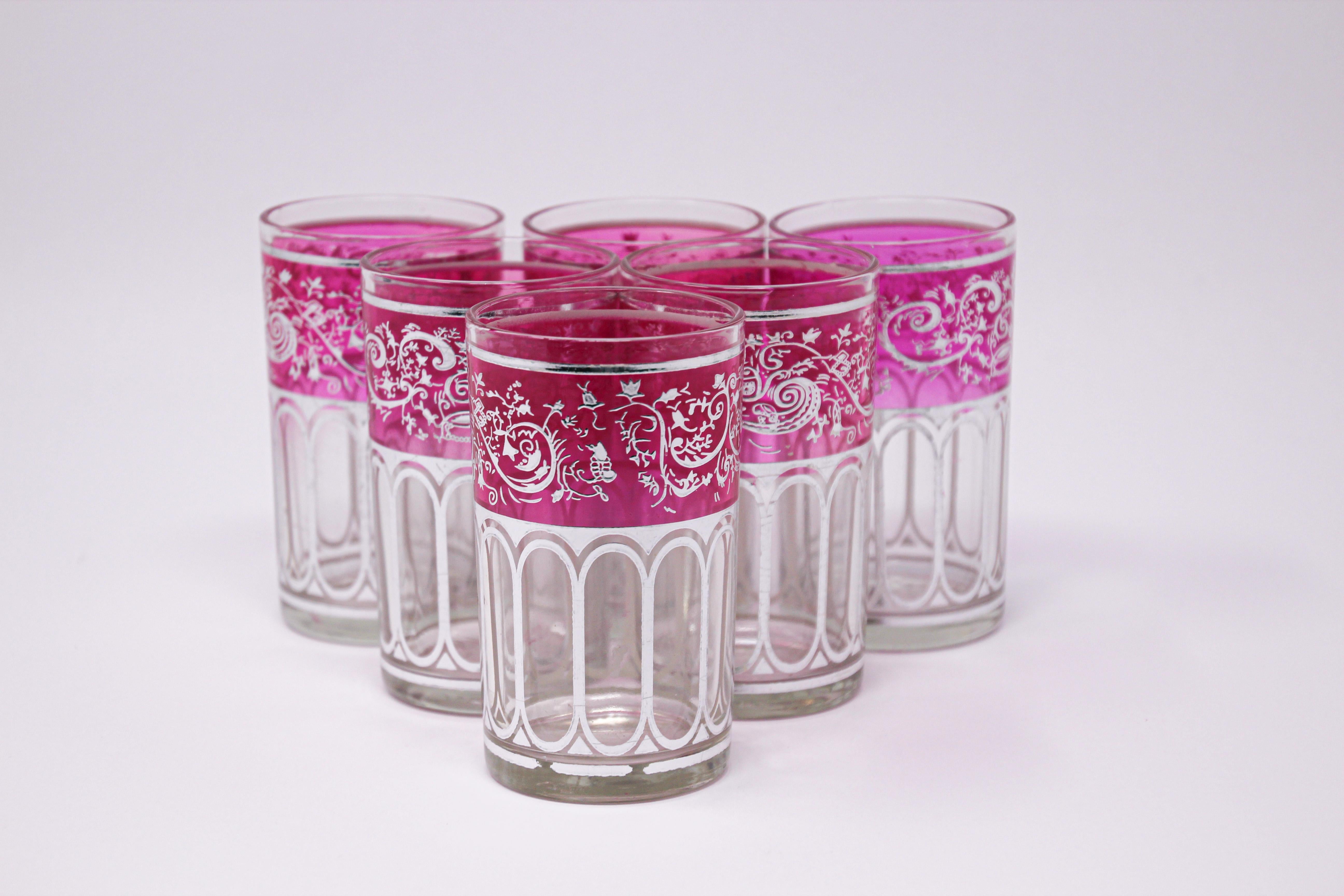 Ensemble de six verres roses avec motif mauresque en argent surélevé en vente 3