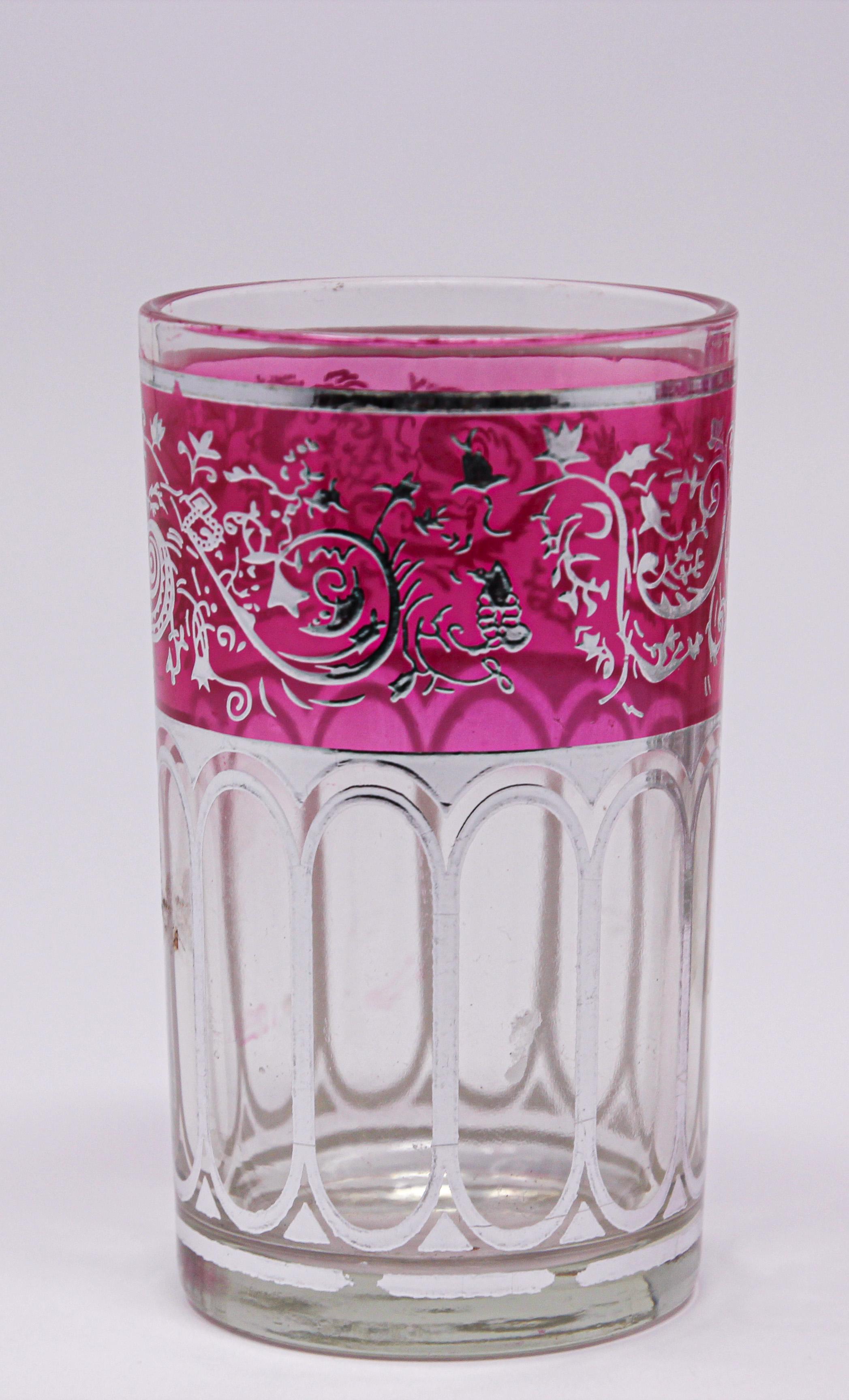 Set von sechs rosa marokkanischen Gläsern mit silbernem, erhabenem, maurischem Design (Marokkanisch) im Angebot