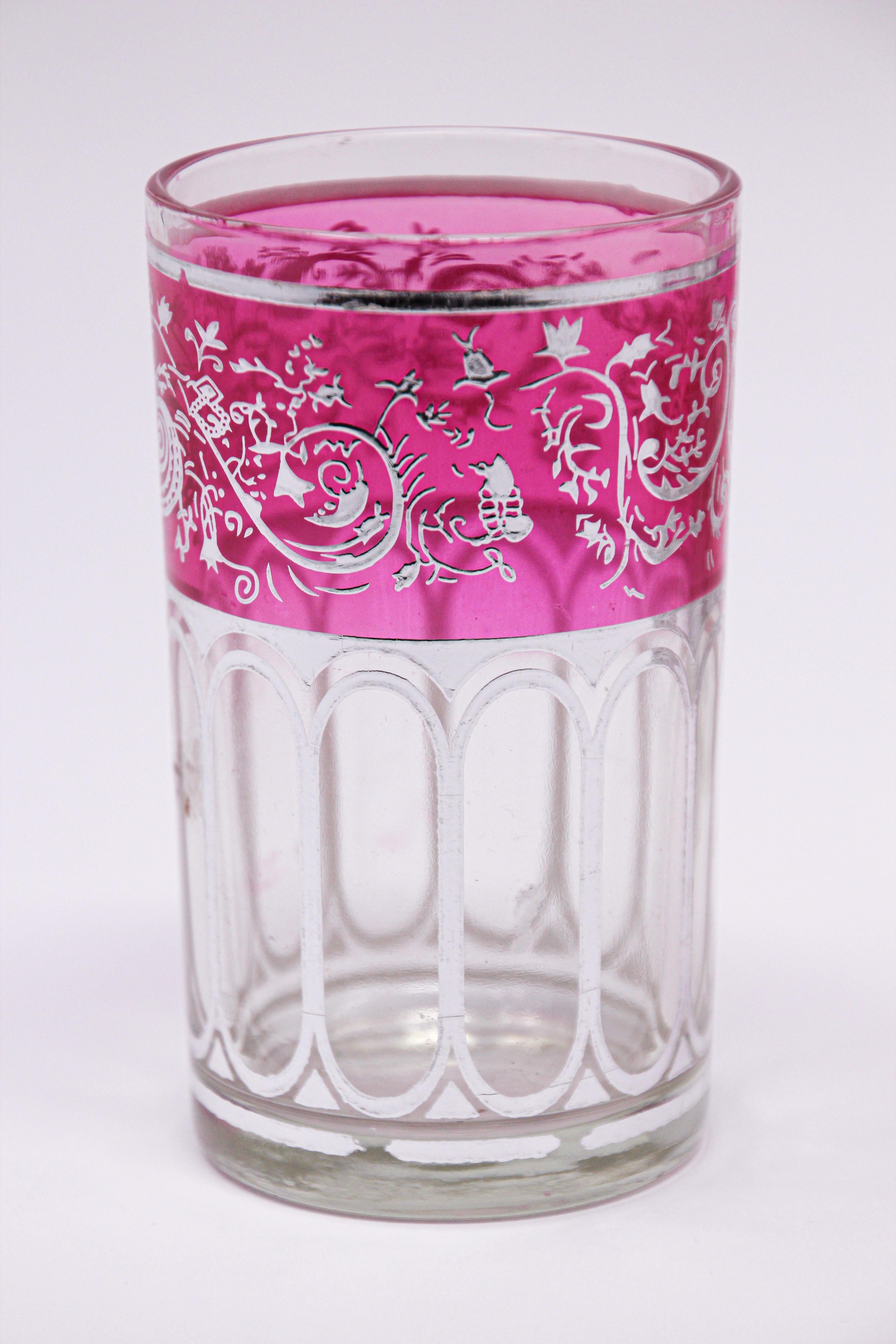 Ensemble de six verres roses avec motif mauresque en argent surélevé Bon état - En vente à North Hollywood, CA