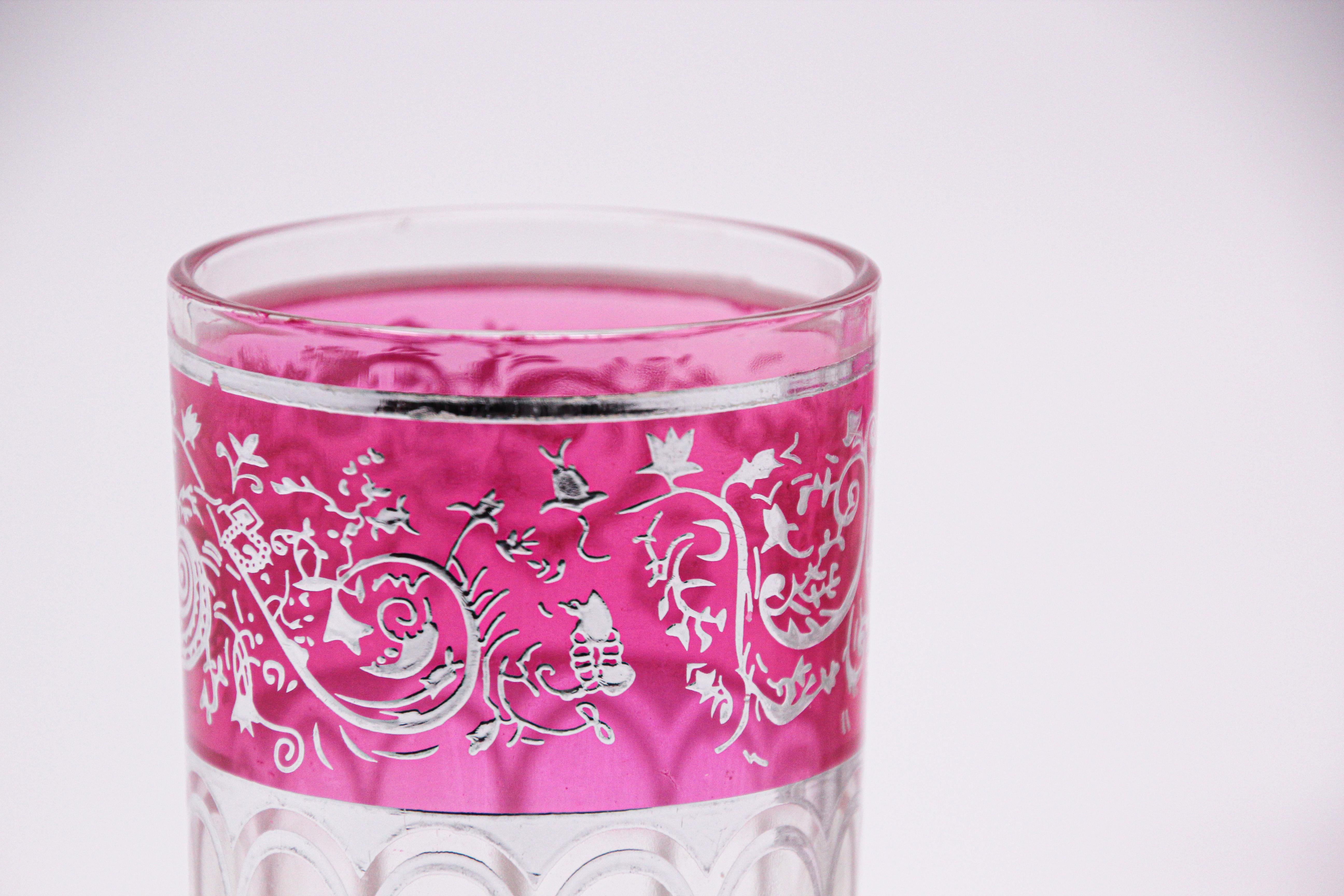 Set von sechs rosa marokkanischen Gläsern mit silbernem, erhabenem, maurischem Design (20. Jahrhundert) im Angebot