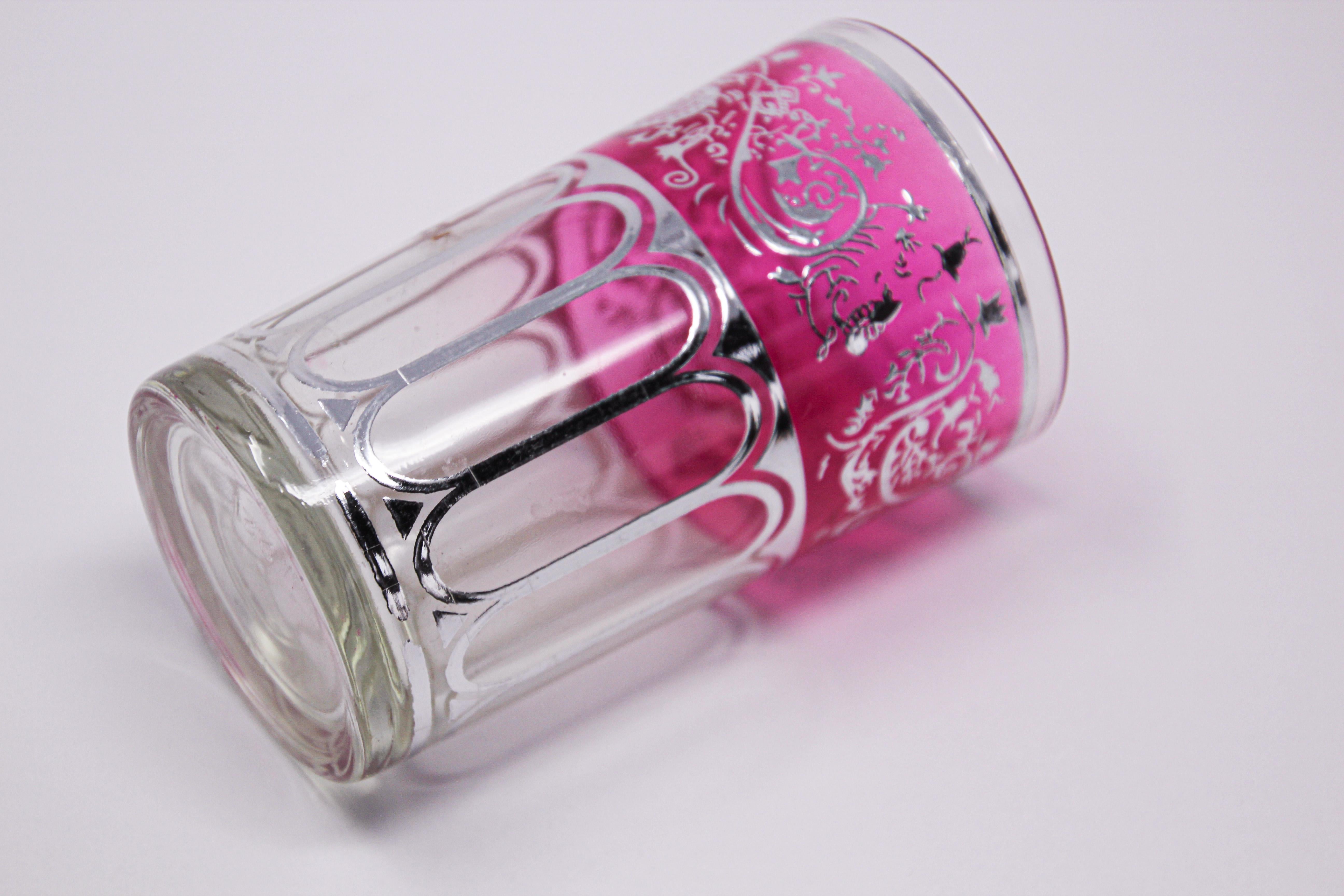 Set von sechs rosa marokkanischen Gläsern mit silbernem, erhabenem, maurischem Design (Glas) im Angebot