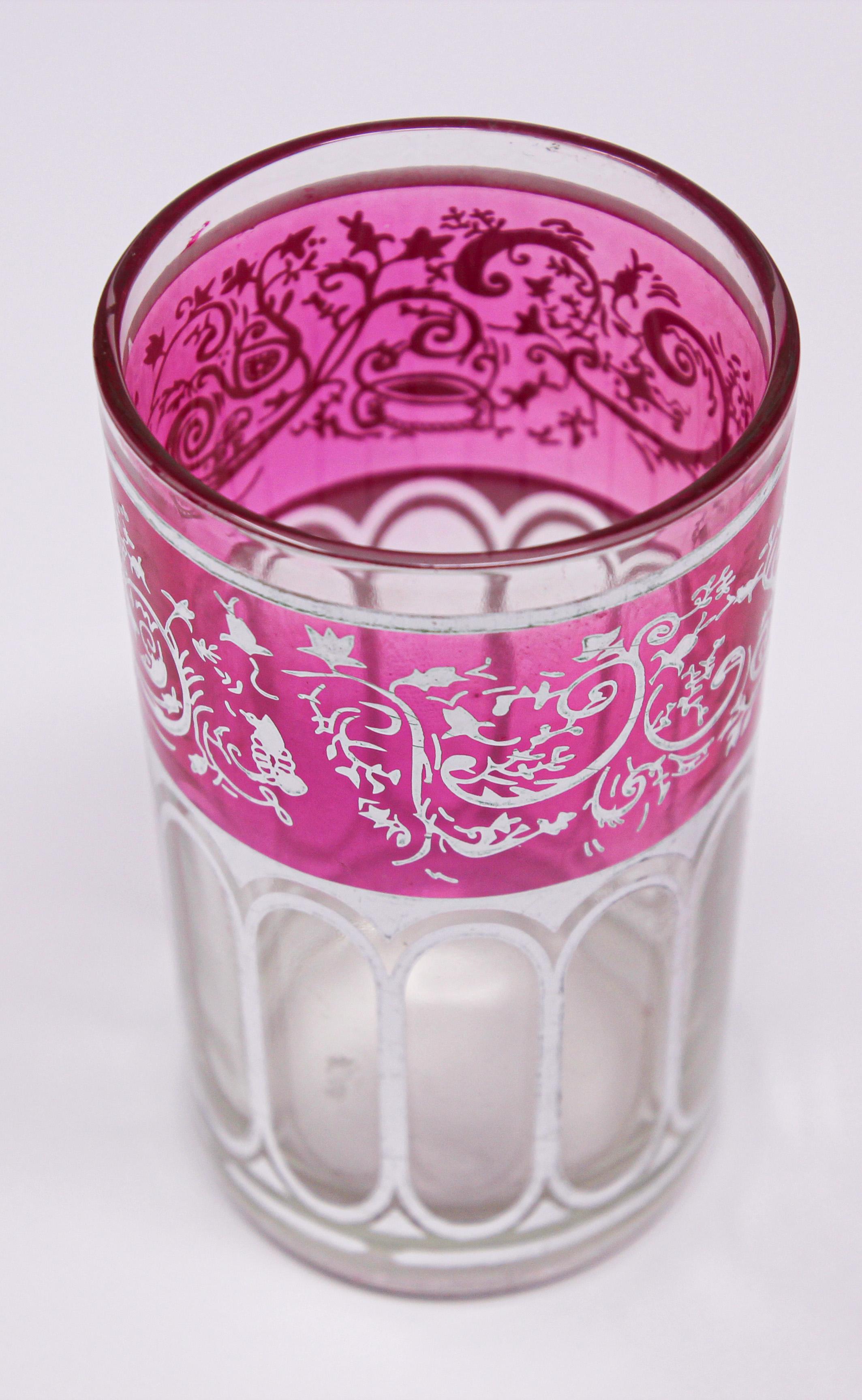 Ensemble de six verres roses avec motif mauresque en argent surélevé en vente 1